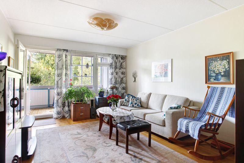 Valoisa ja tilava olohuone.