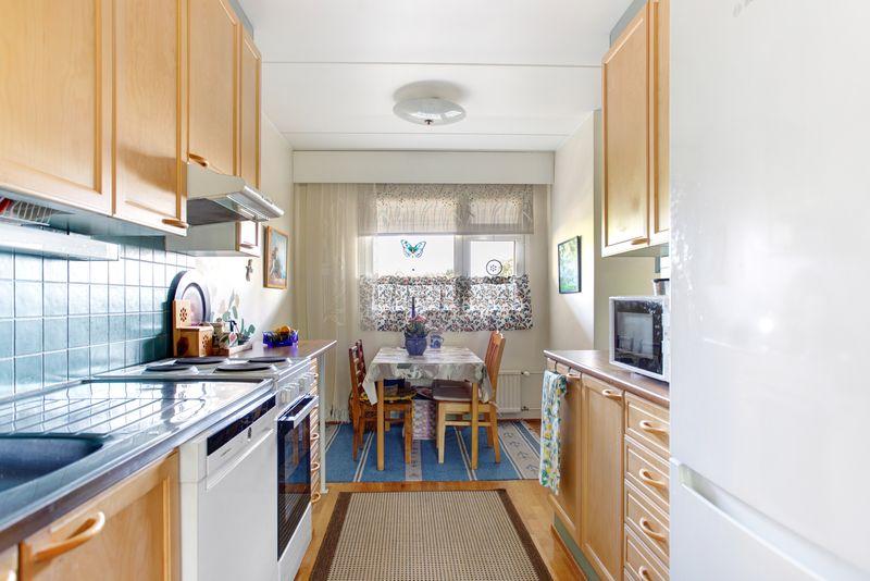 Keittiössä hyvin säilytystilaa.