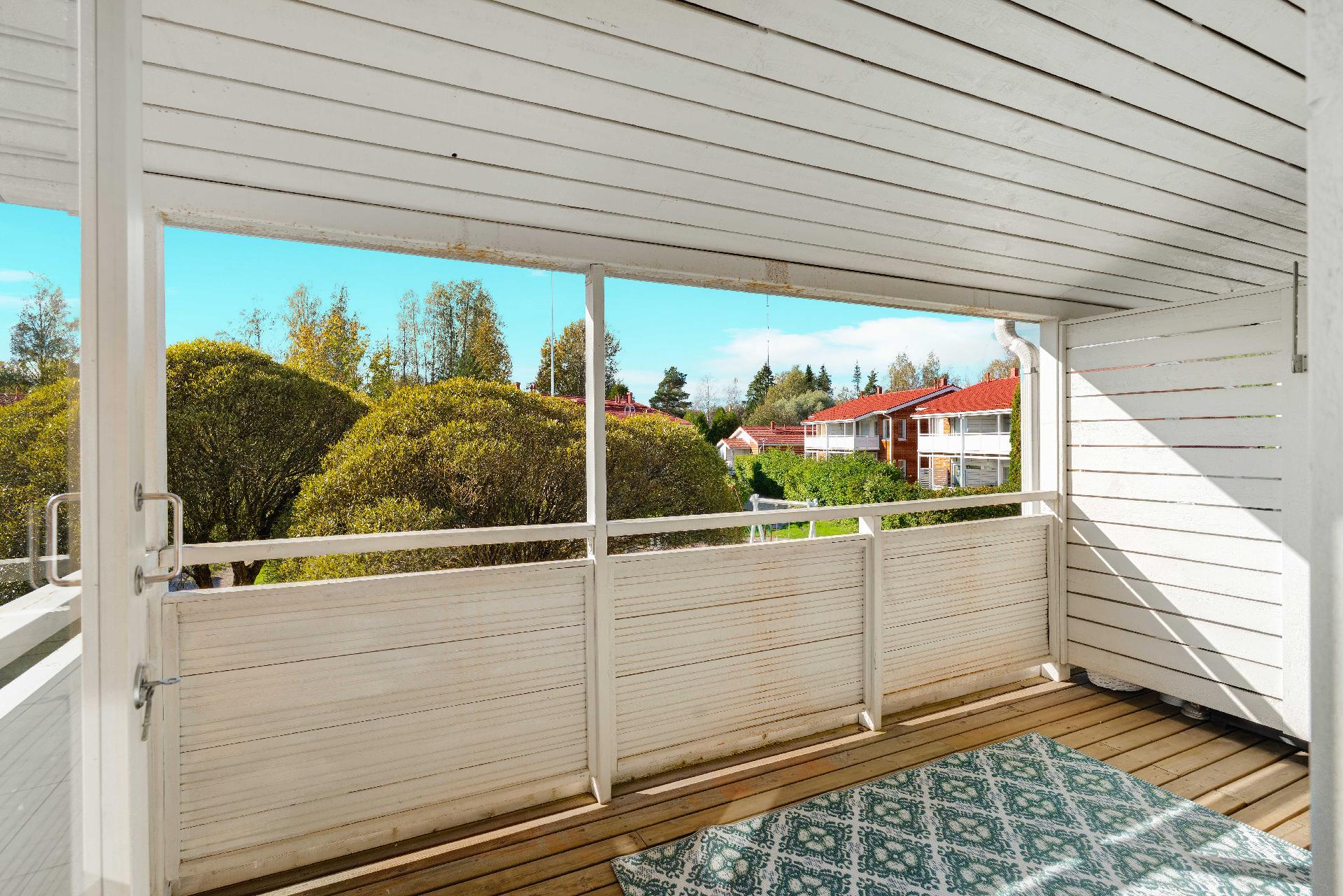 Parveke on suuri ja täällä kelpaa viettää kesäpäiviä!