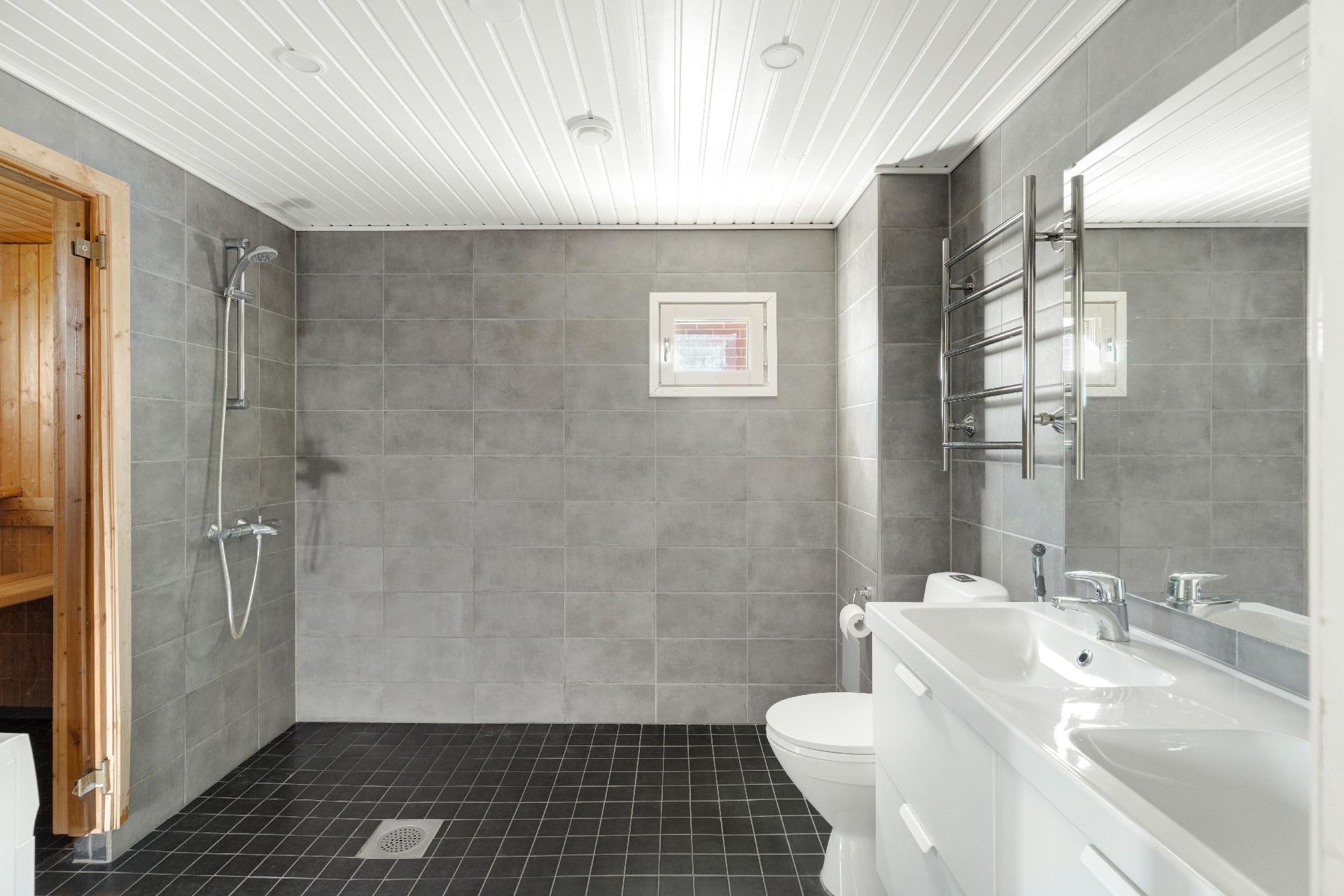 Moderni, 2017 remontoitu pesuhuone on todella tilava