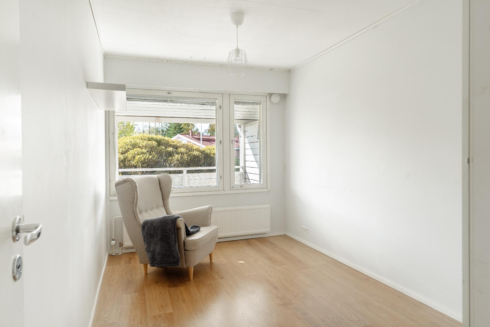 Toinen makuuhuone, jonka ikkunat sisäpihan suuntaan