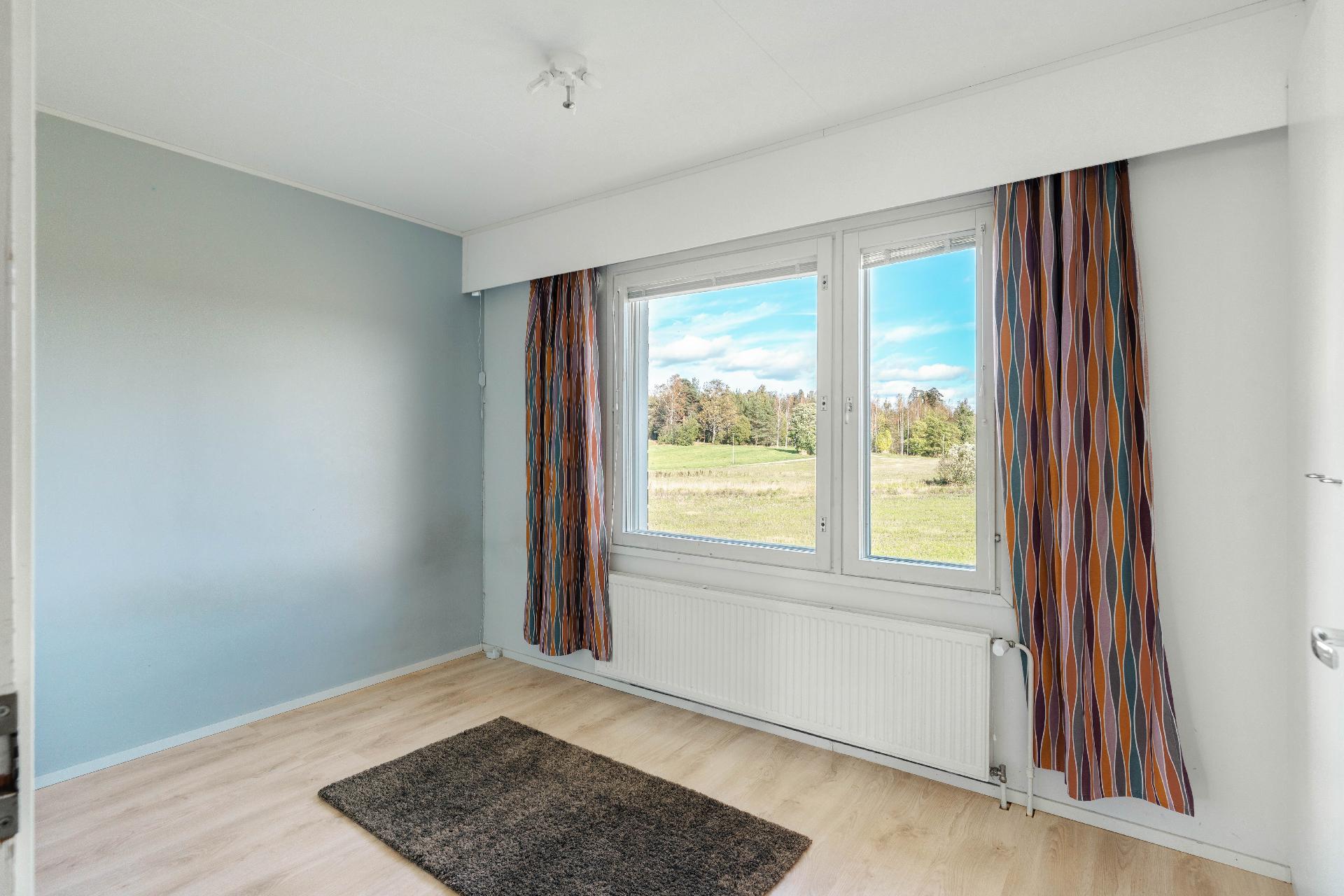 Kolmas makuuhuone, jonka ikkunat pellolle päin.