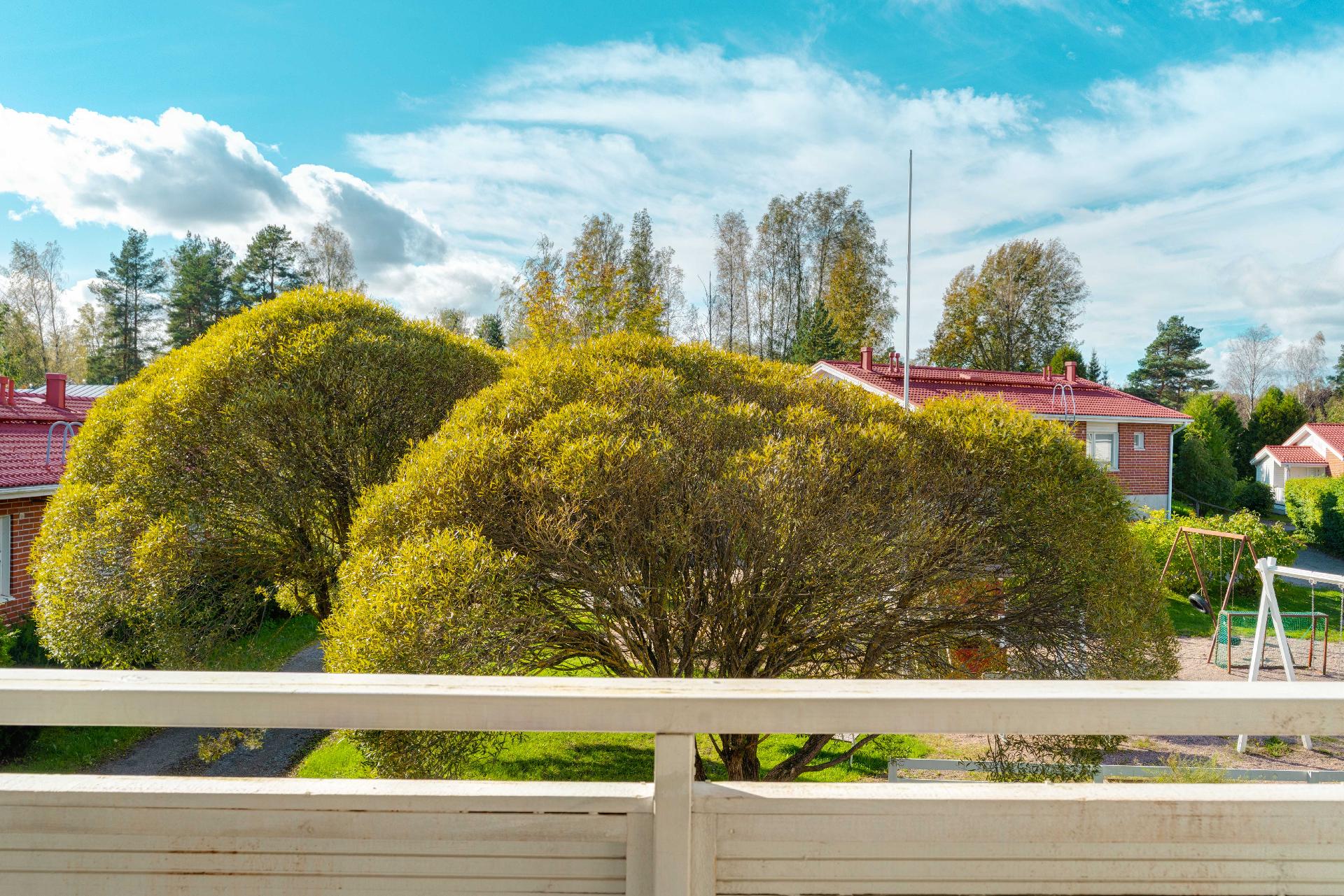 Parvekkeelta näkymät sisäpihalle päin.