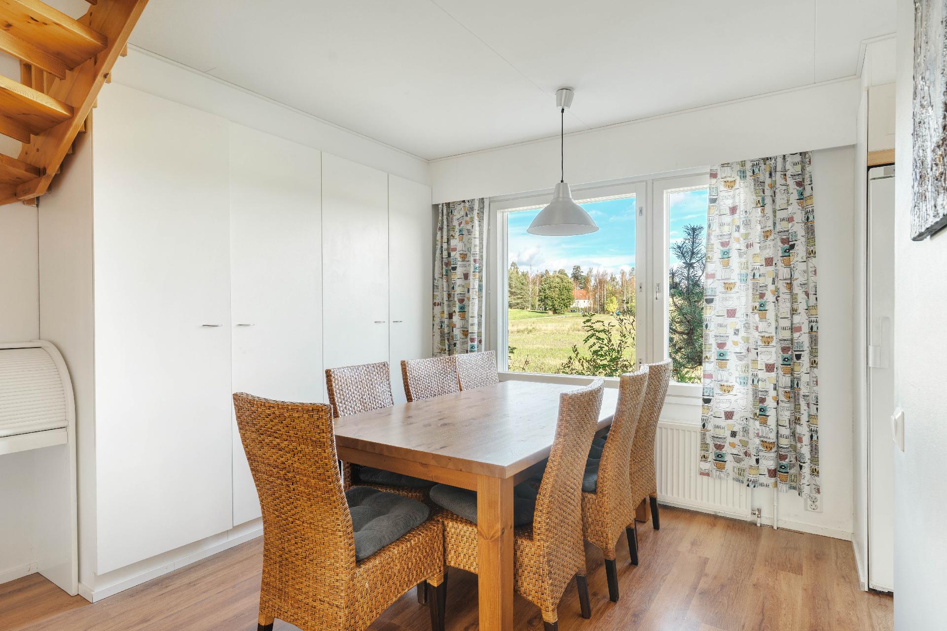 Ruokailutilan ikkunasta aukeaa upeat näkymät viereiselle pellolle!