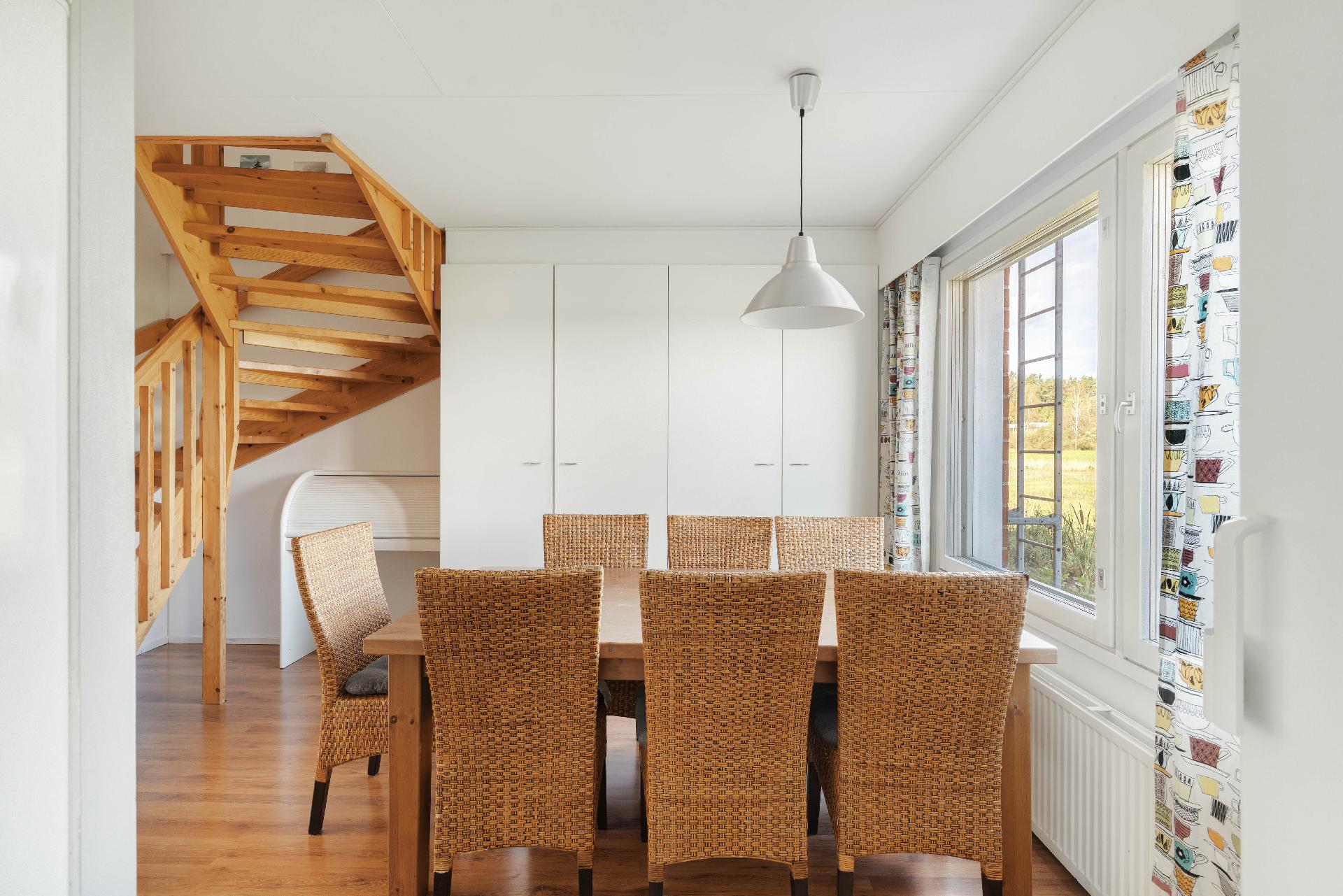 Näkymää keittiöstä ruokailutilaan päin.