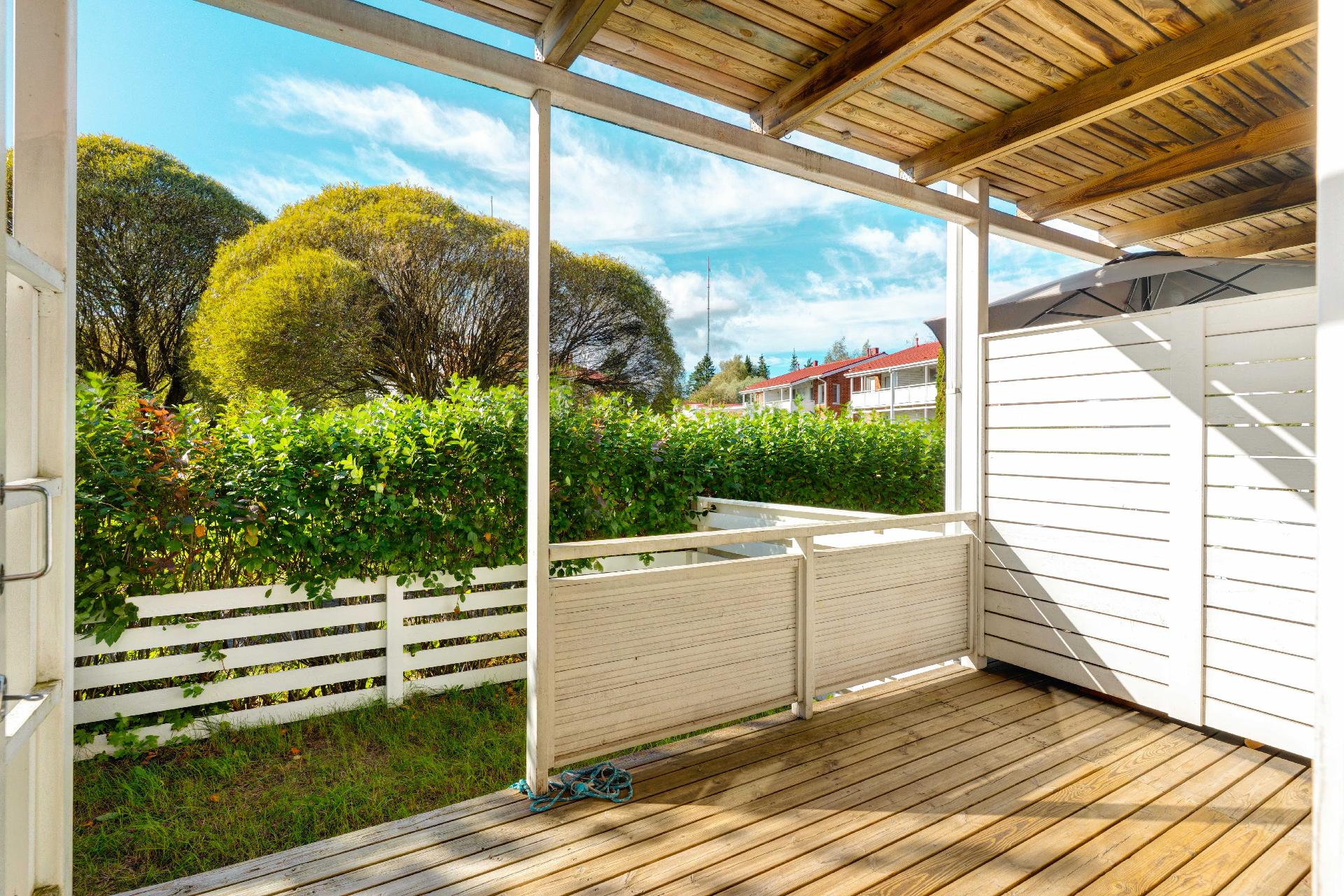 Oma terassi ja takapiha.