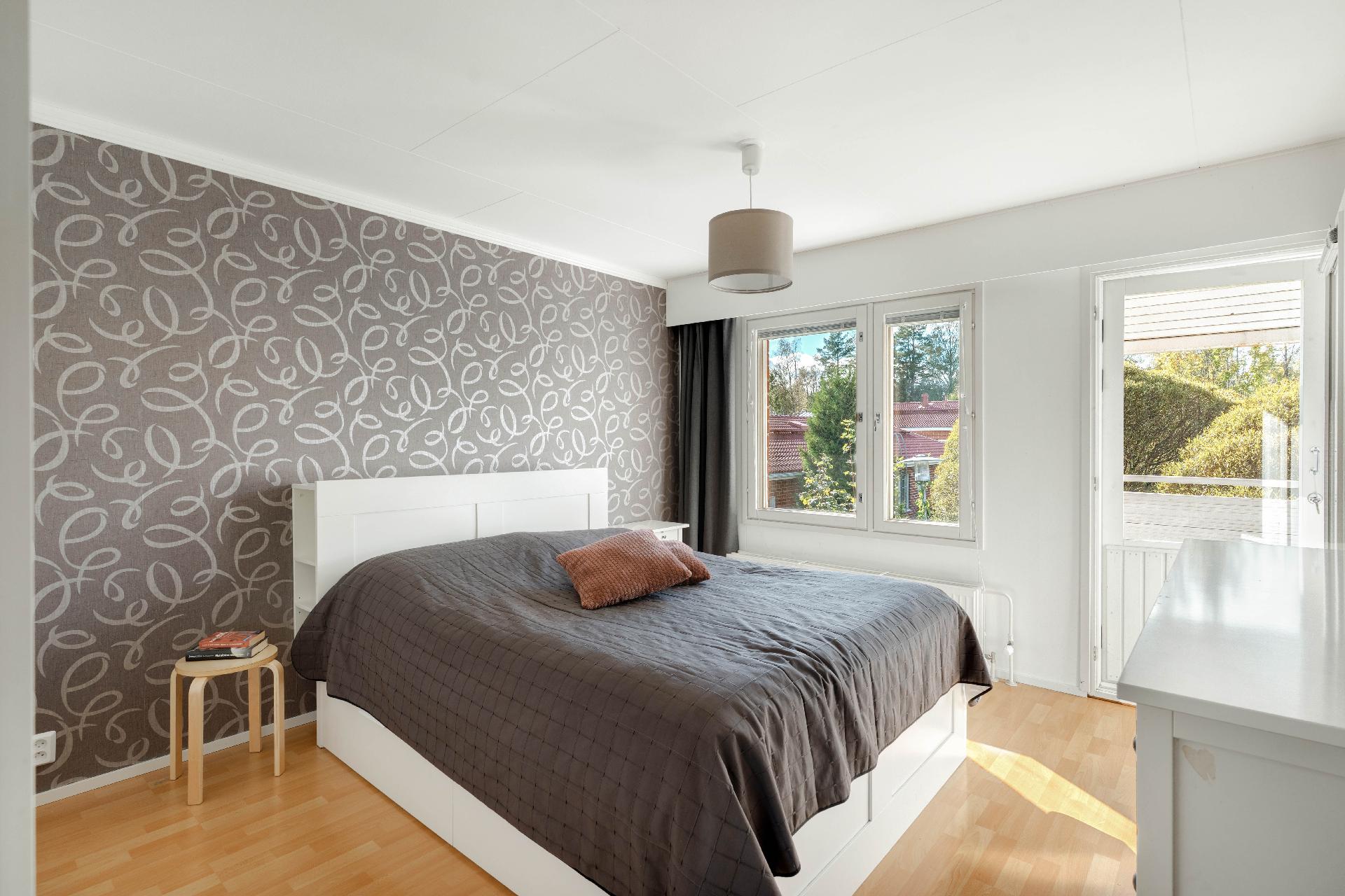 Yläkerran päämakuuhuone