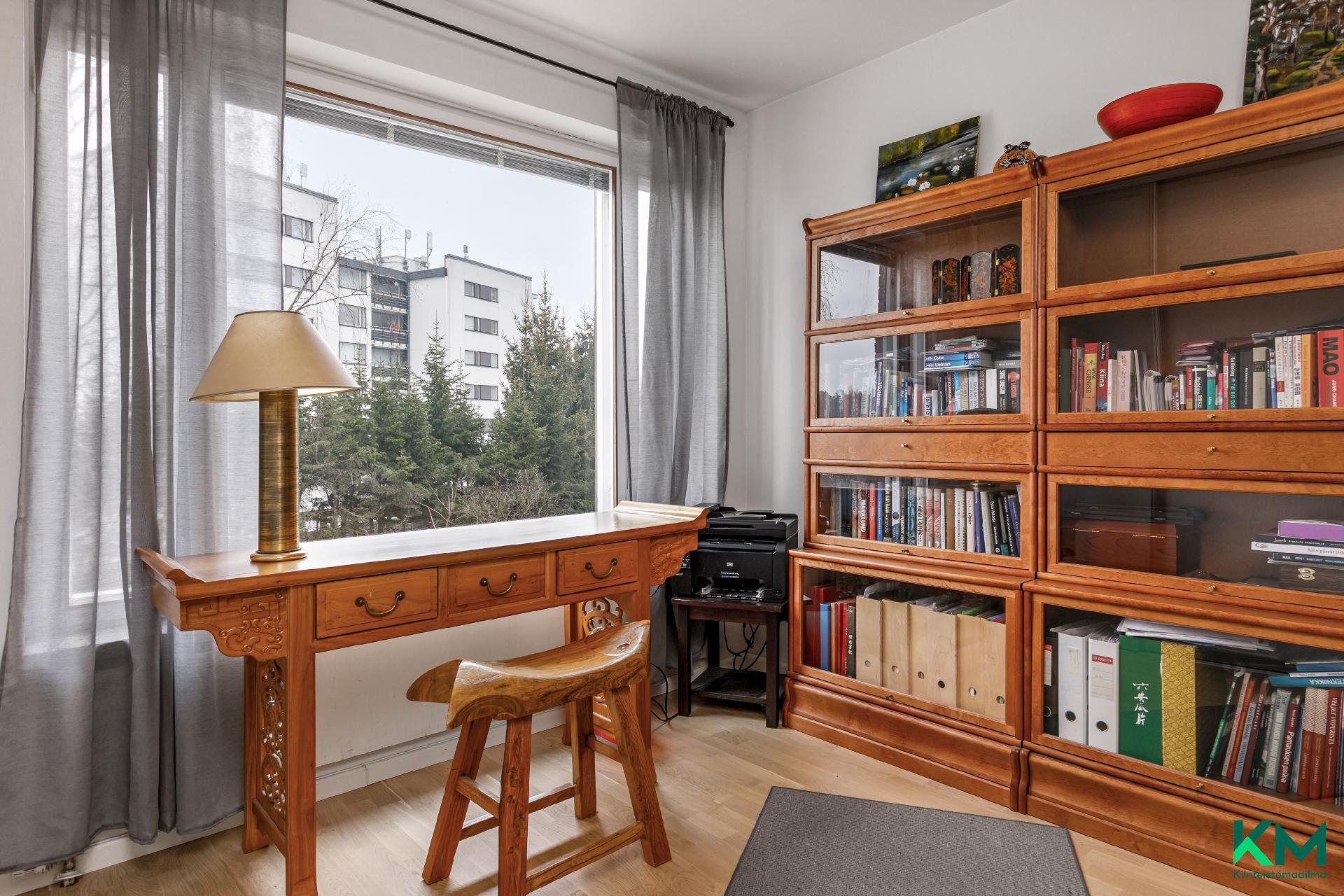 Toinen makuuhuone toimii työhuoneena - Det andra sovrummet fungerar som arbetsrum