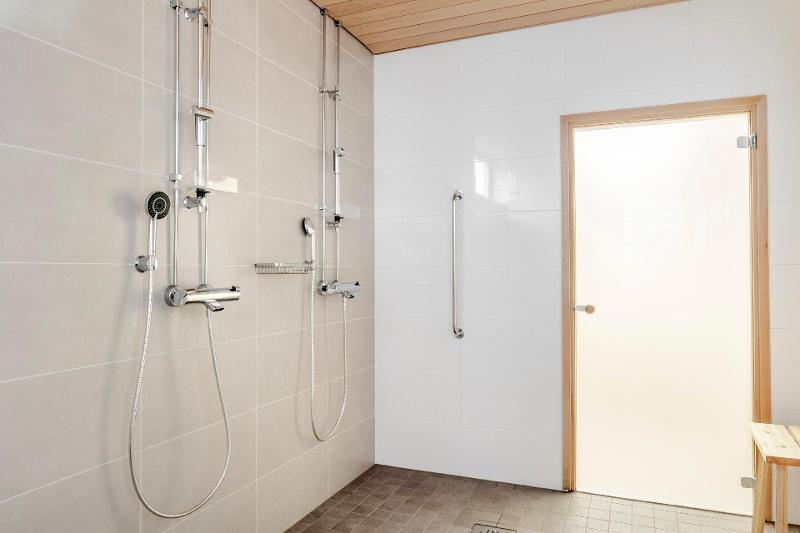 Saunaosastolla on kaksi uusittua kylpyhuonetta - Det finns två förnyade badrum i bastuavdelningen