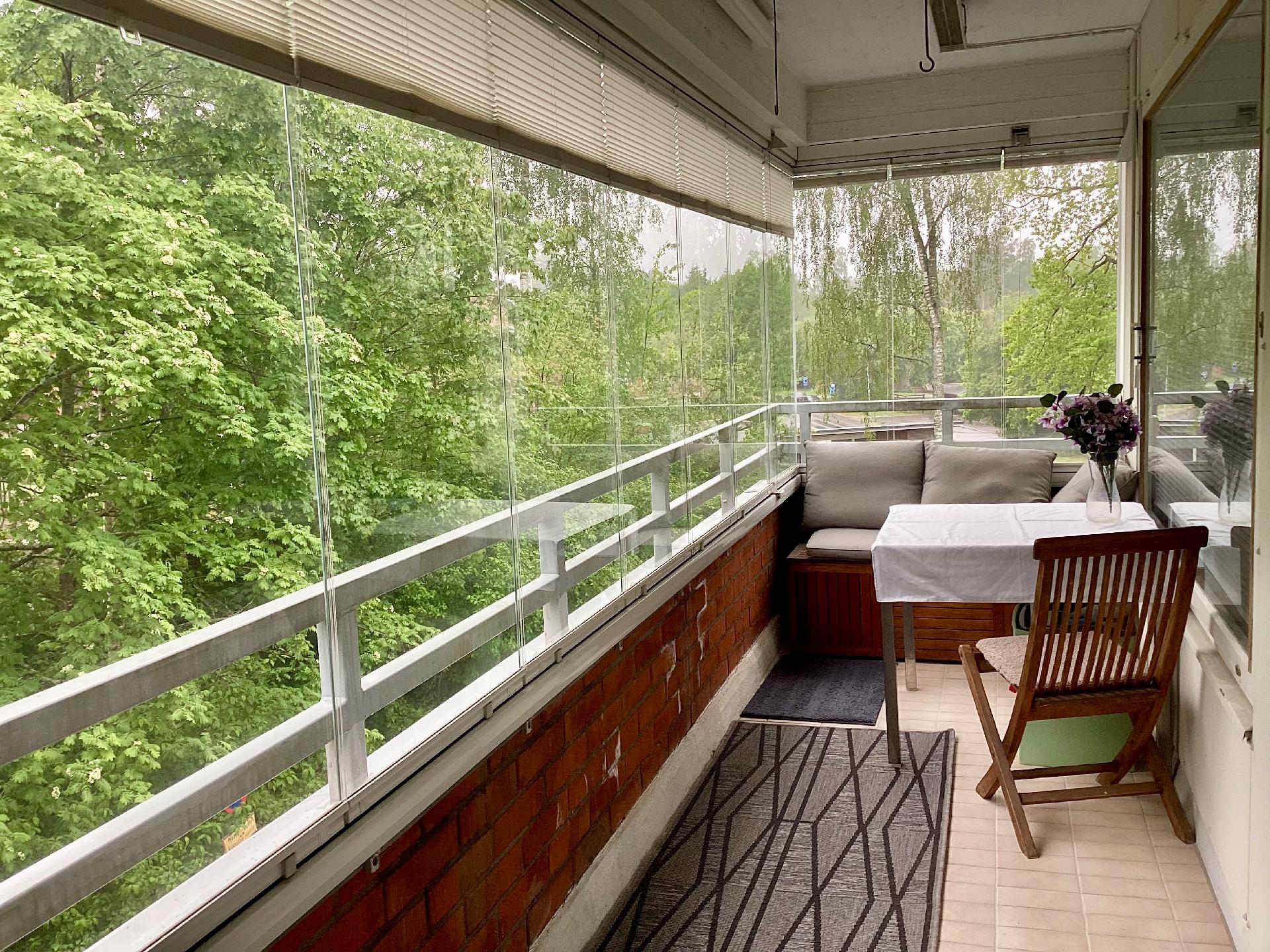 Parvekkeelta on puistomainen näkymä - Balkongen har en parklik vy