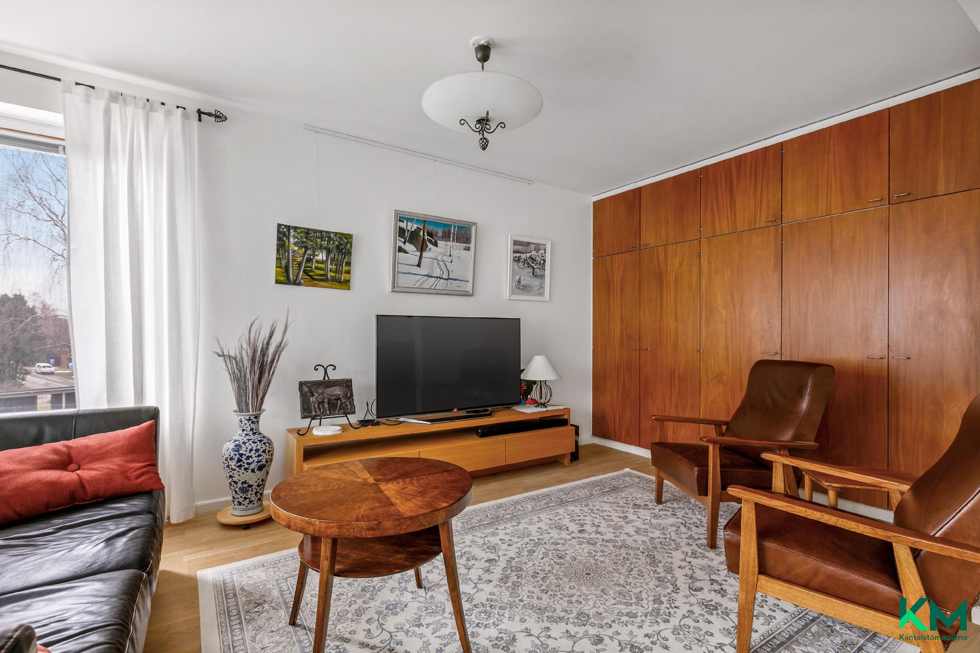 TV-huoneen kaapistoissa alkuperäiset teak-ovet - TV-rummets skåp har orginala teak dörrar 