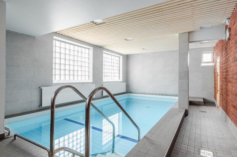 Uima-allas on kiva lisä - Simbassängen är ett trevligt tillägg