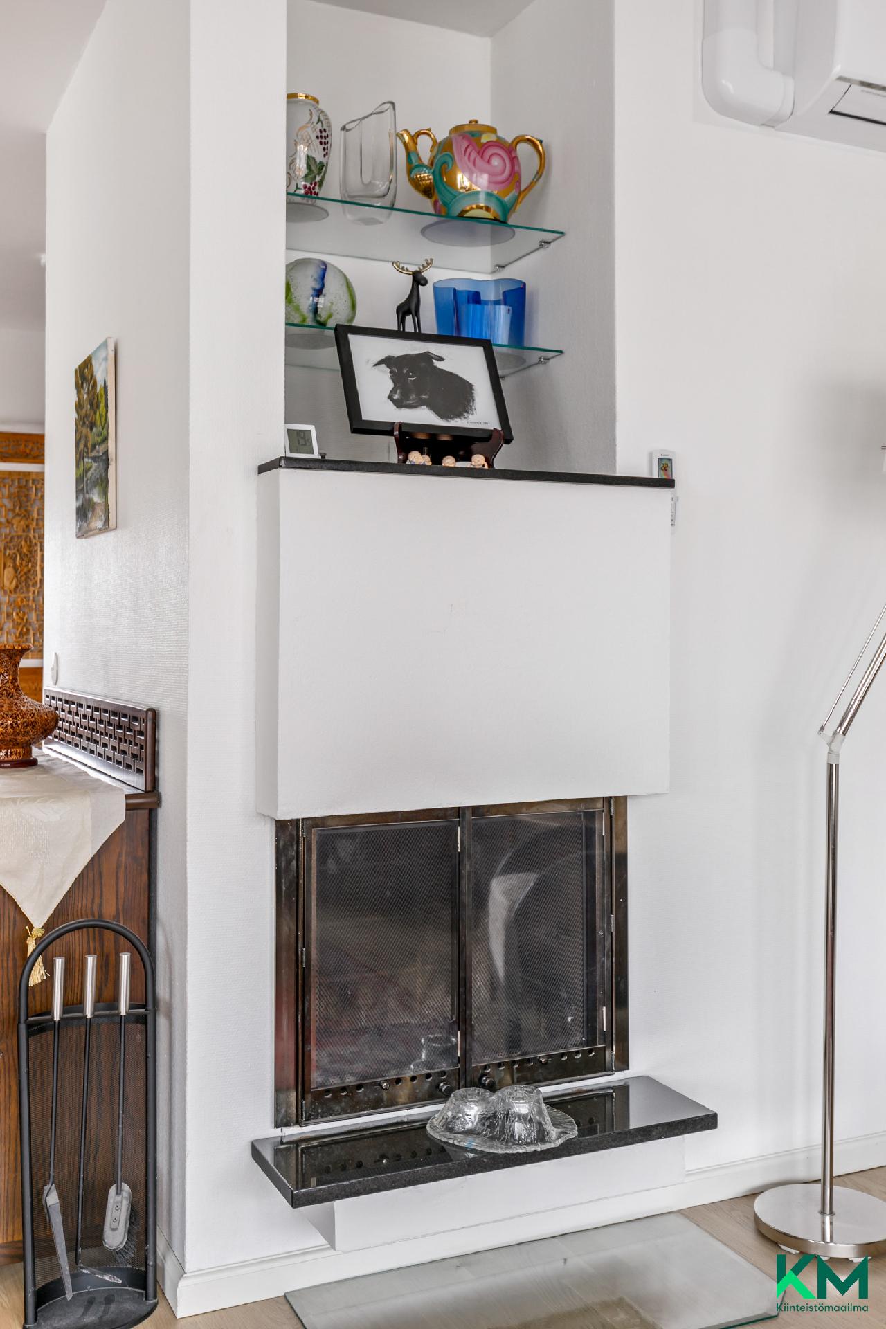 Takka on olohuoneen kaunis koru - Den öppna spisen pryder vardagsrummet