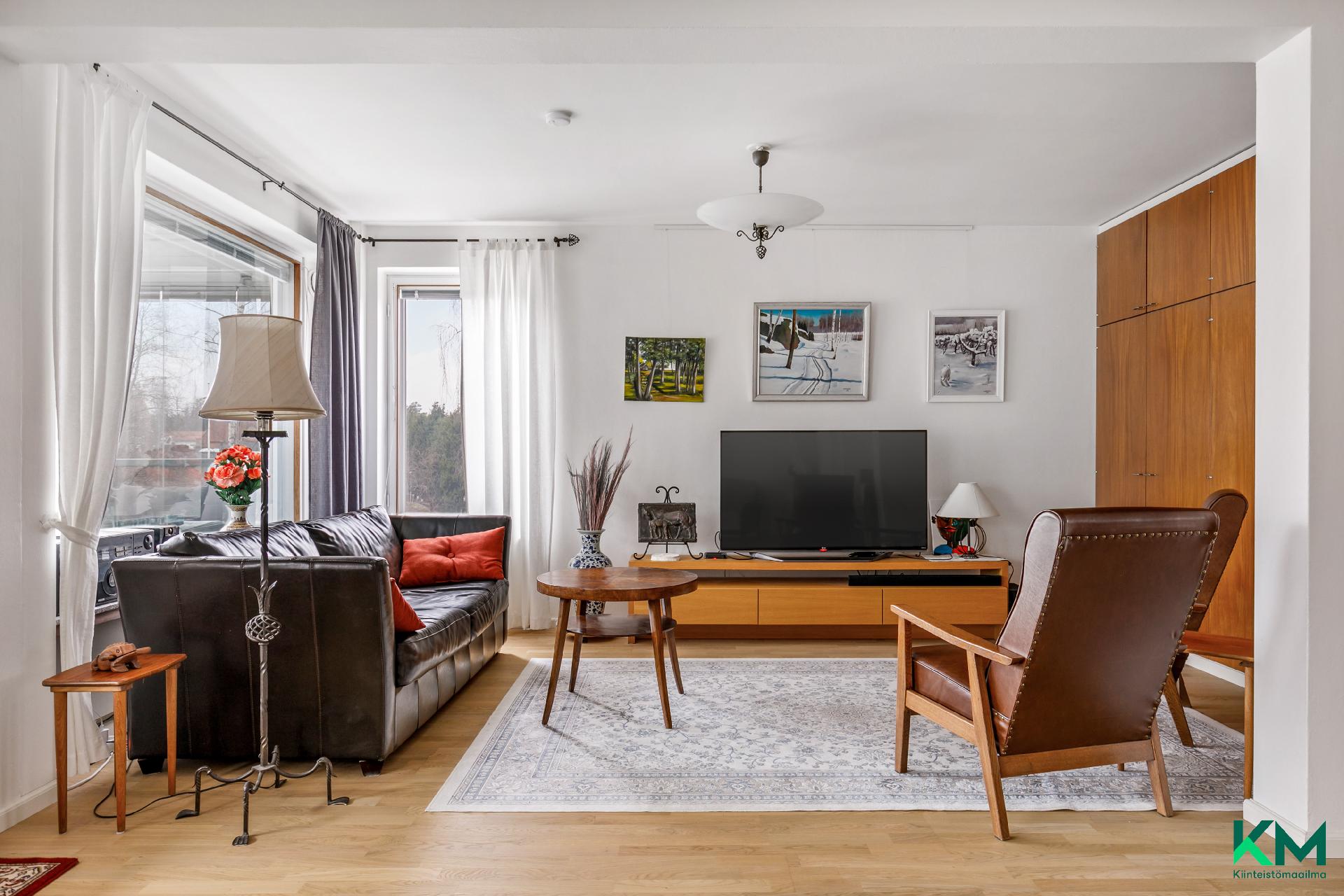 Olohuoneen yhteydessä viihtyisä TV-huone -  TV-rummet är intill vardagrummet 