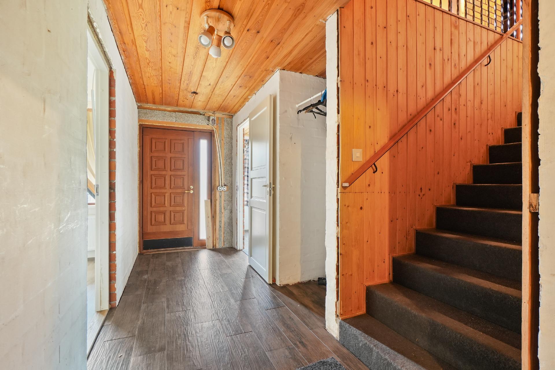 Alakerran käytävä