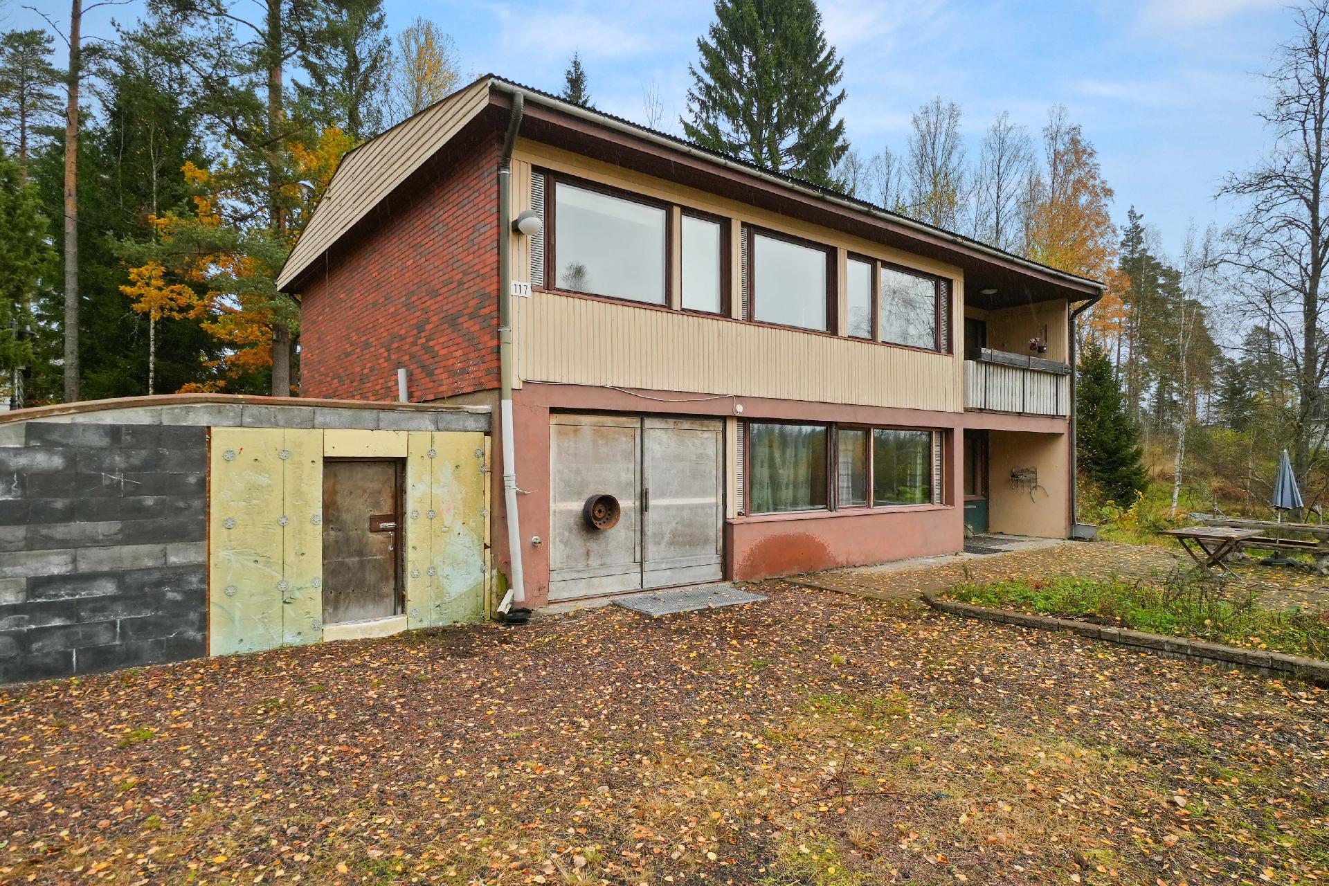 Asuinrakennuksen yhteyteen on rakennettu maakellari