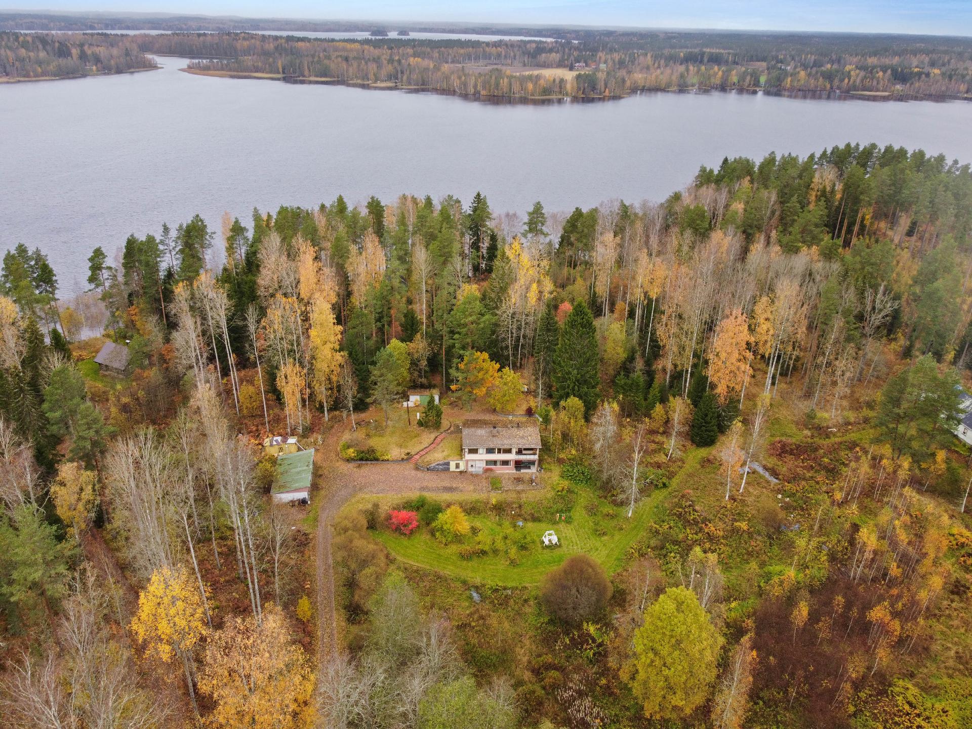 Omakotitalo Sakarajärven rannalla