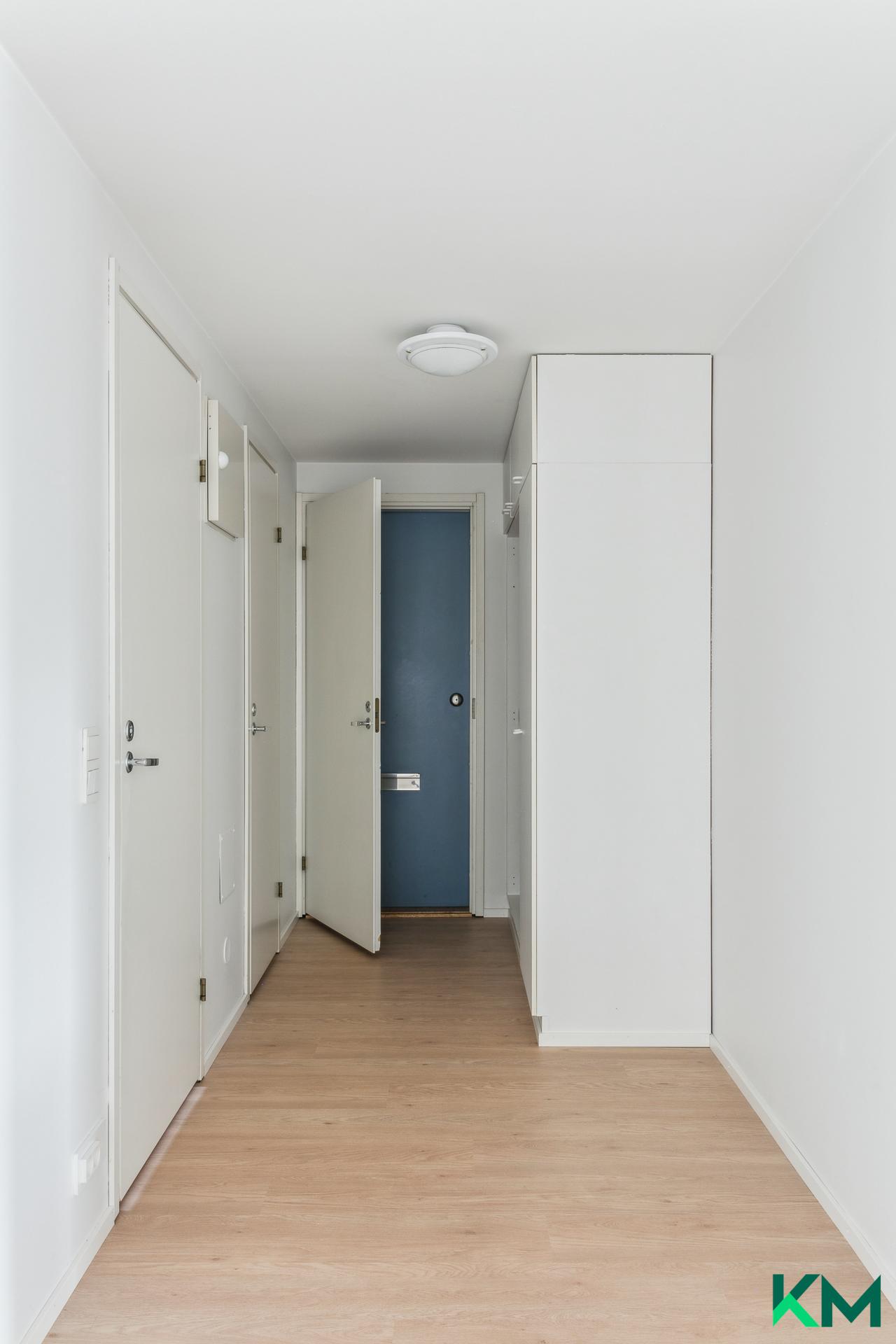 Reilun kokoinen eteinen