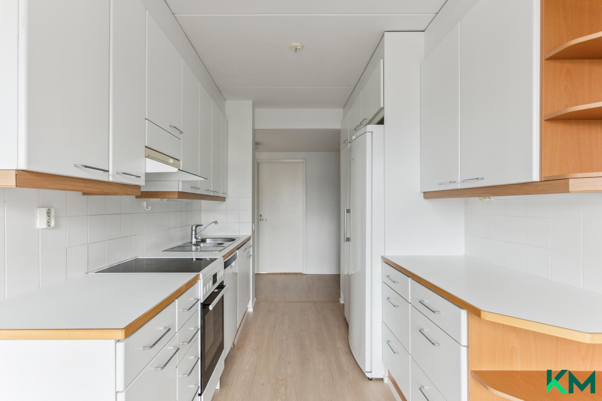 Keittiössä on paljon kaappitilaa ja hyvät työskentelytilat