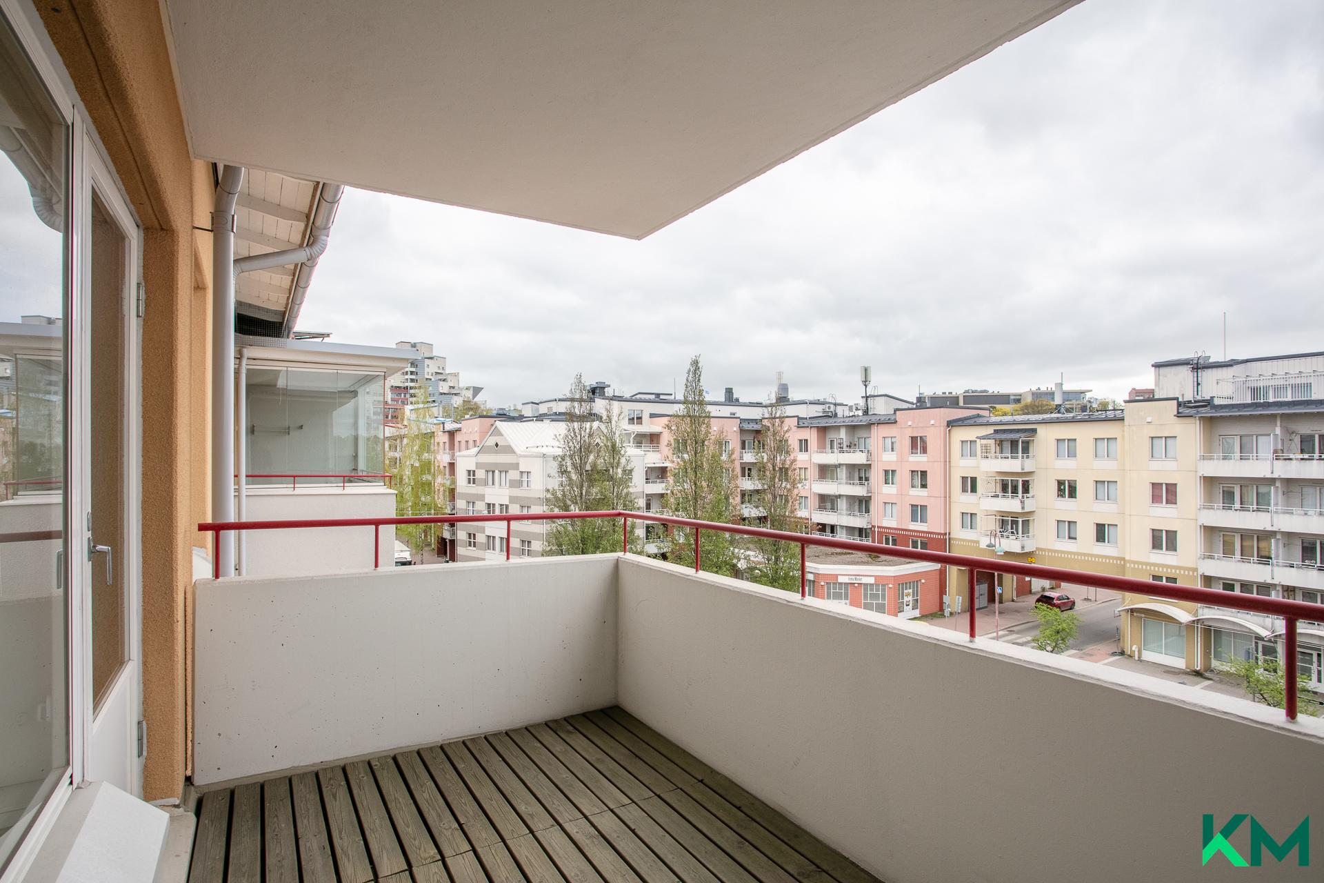 Parvekkeelta katselet 