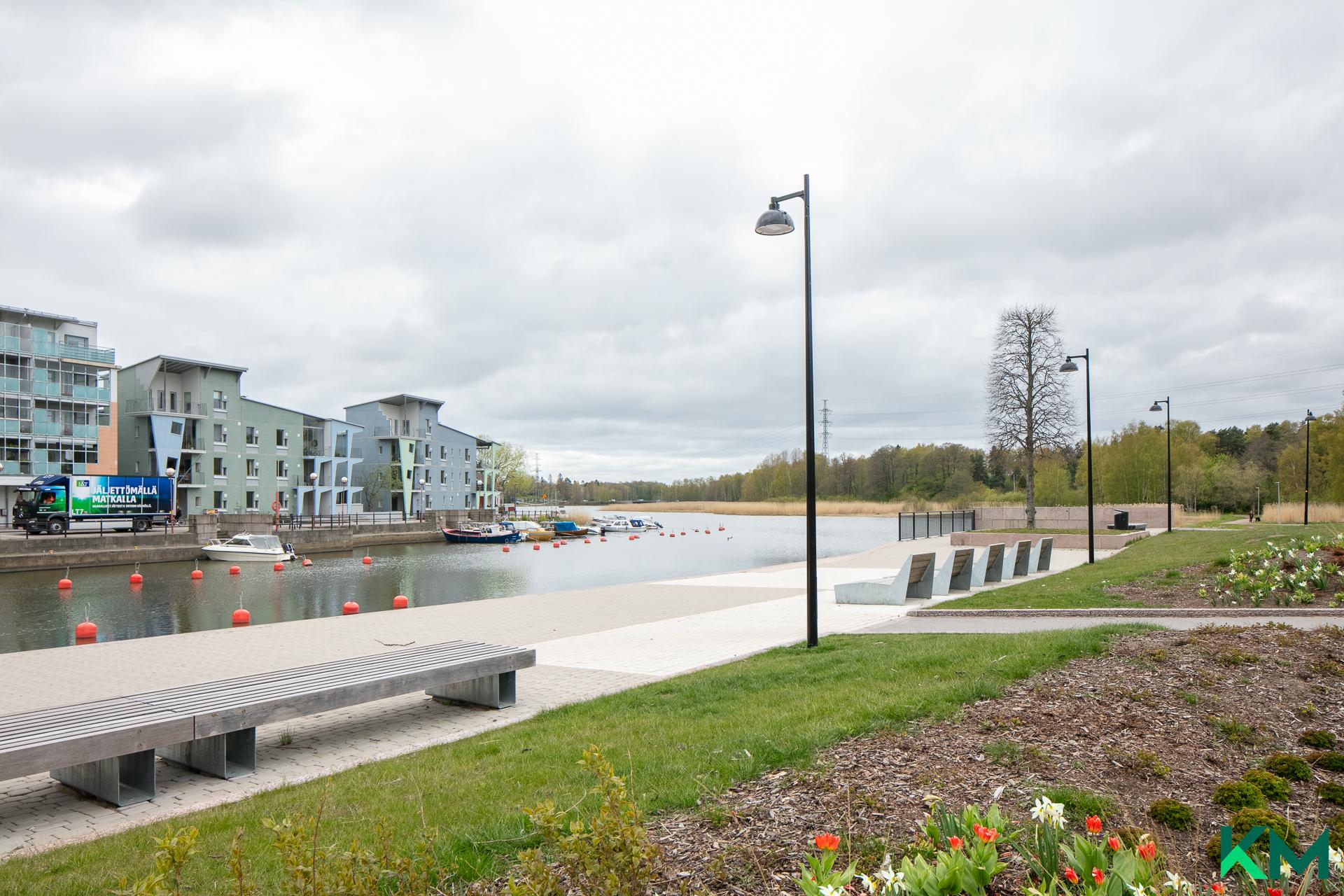 Läheistä ranta- ja puistonäkymää