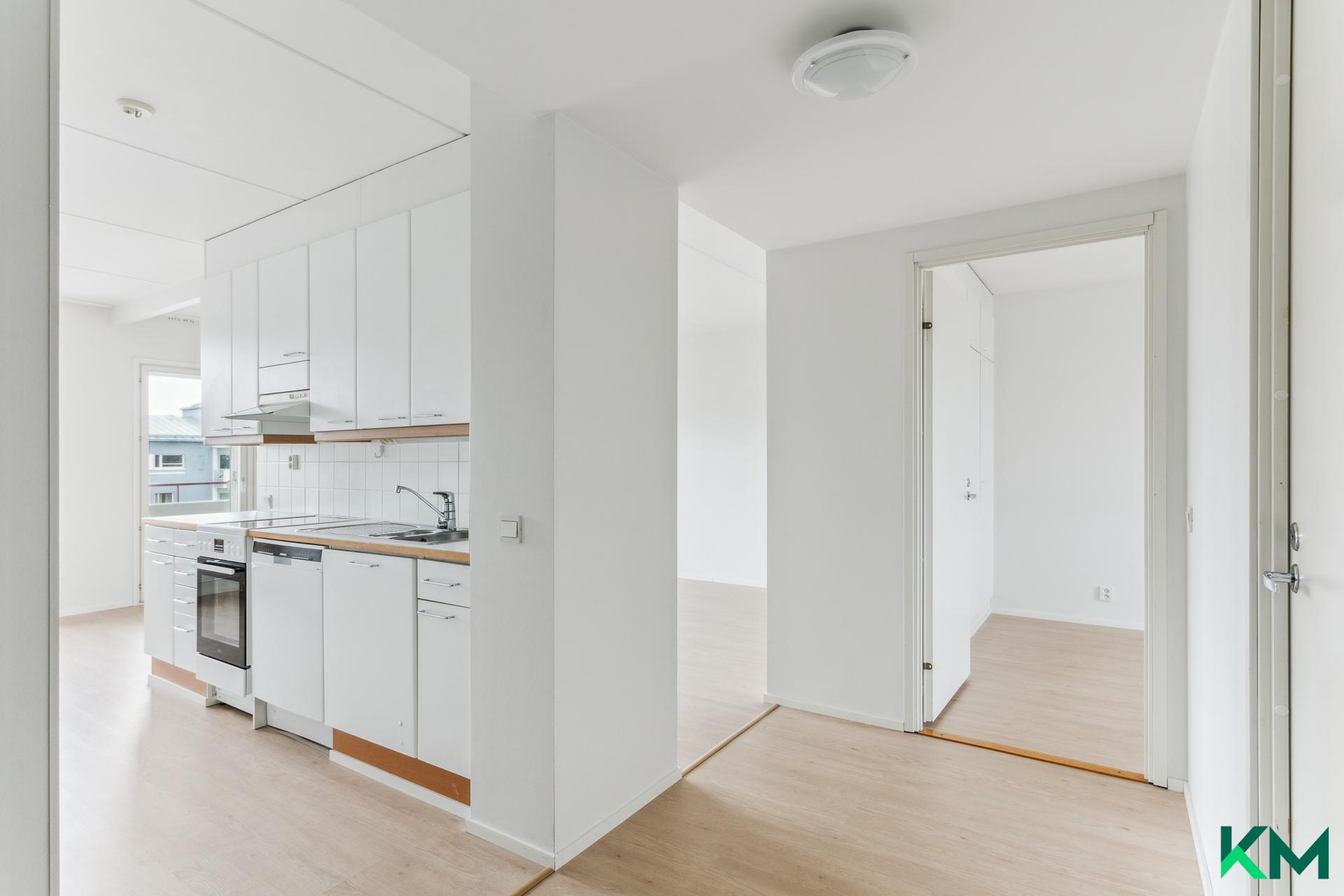 Valoisasta eteisestä on käynti kaikkiin huoneisiin