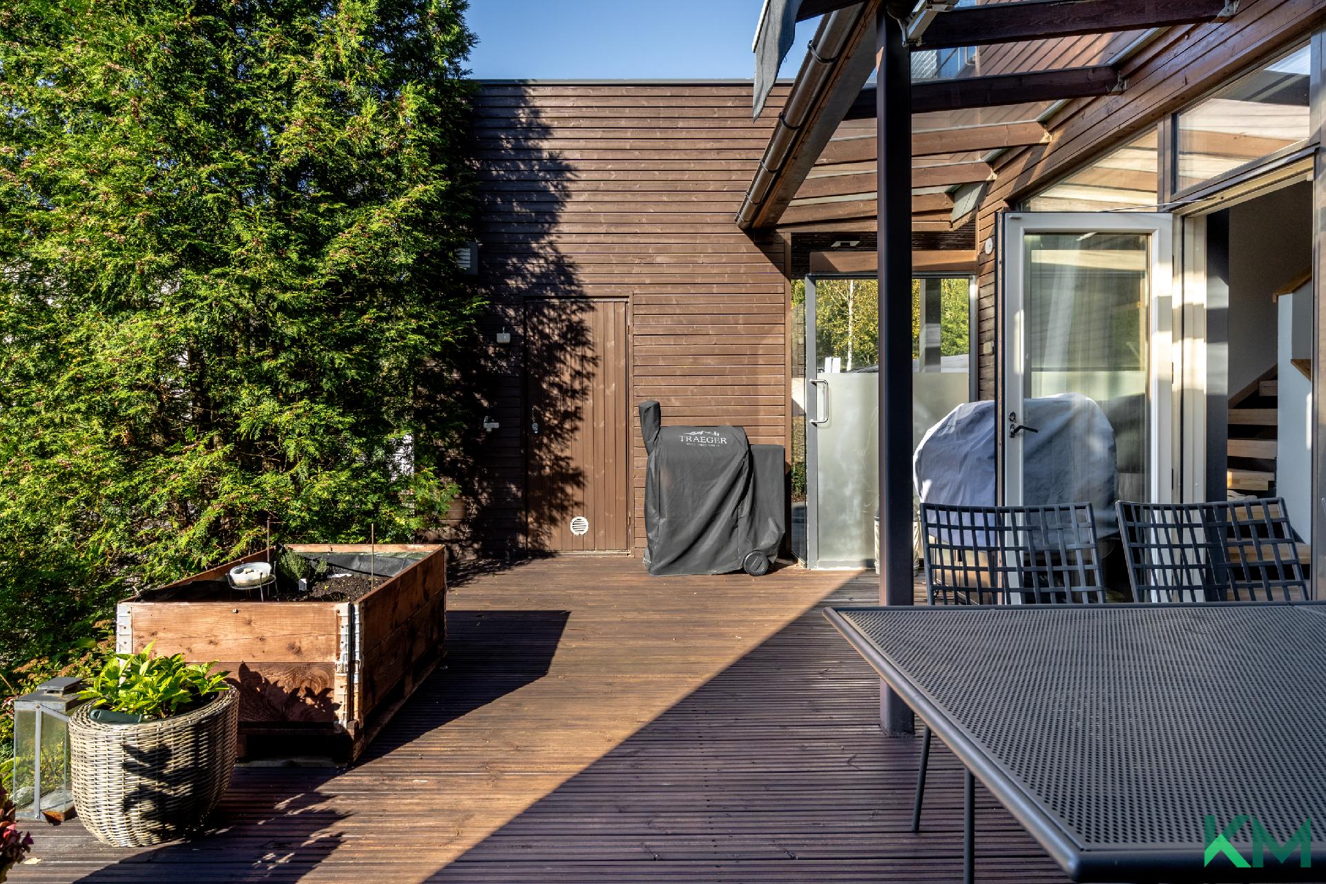 Katos ja markiisi mahdollistavat patiosta nauttimisen myös sateella