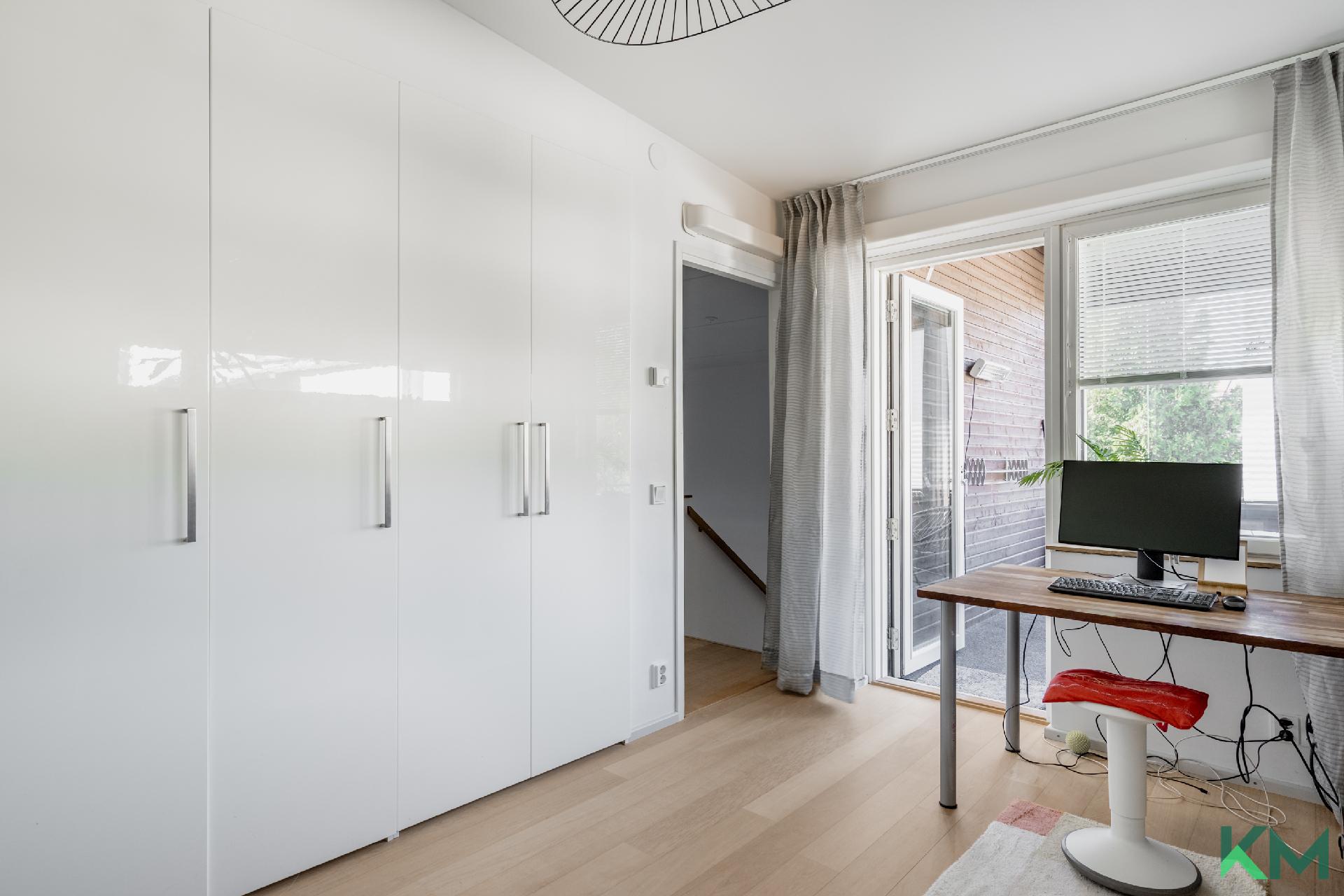 Makuuhuoneesta pääsee lasitetulle parvekkeelle