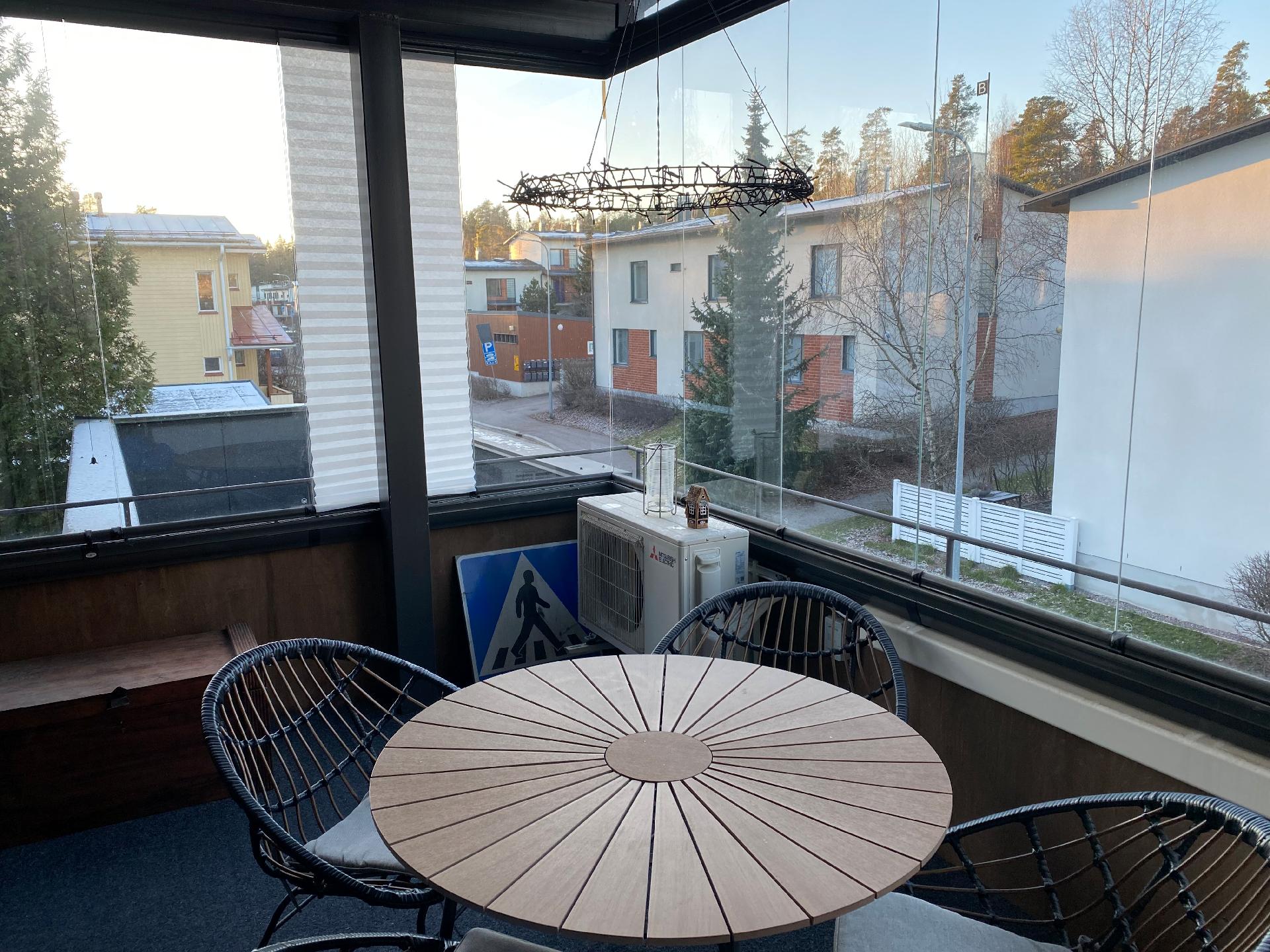 Parvekkeelle saa helposti ruokailuryhmän