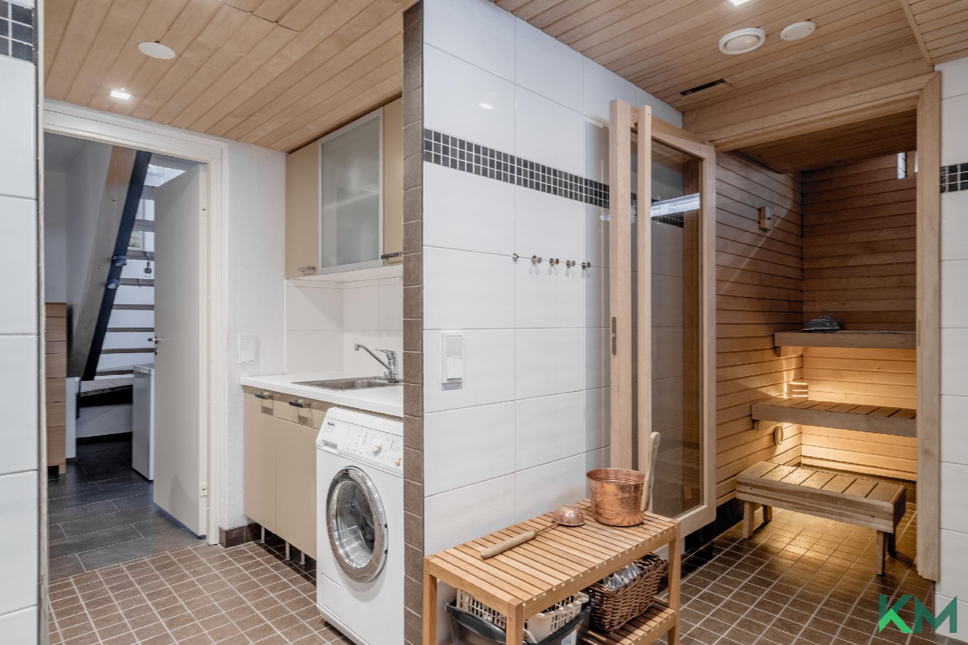 Kellarikerroksesta löytyy kodinhoitohuone/kylpyhuone ja sauna