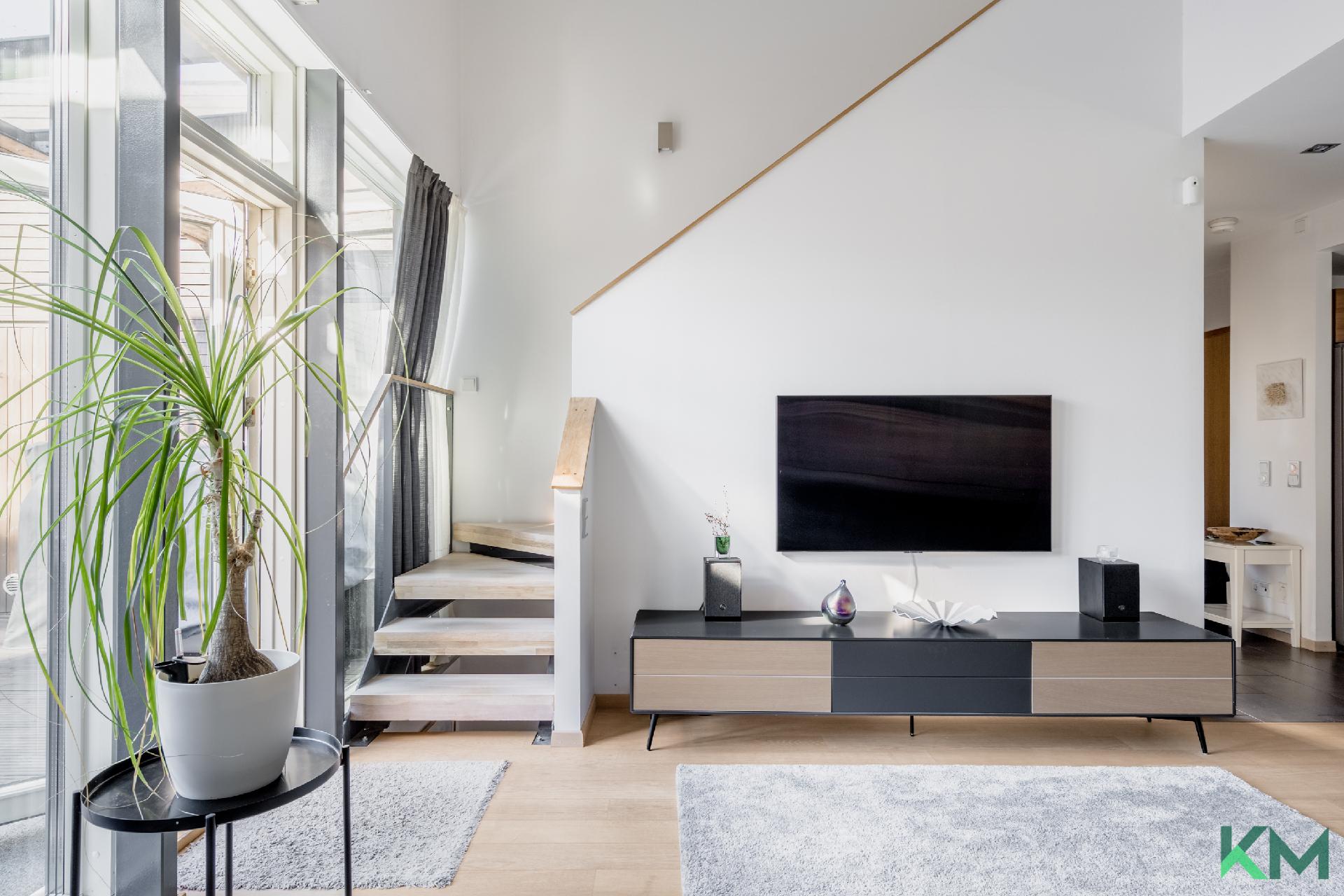 Isoista ikkunoista tulee runsaasti valoa