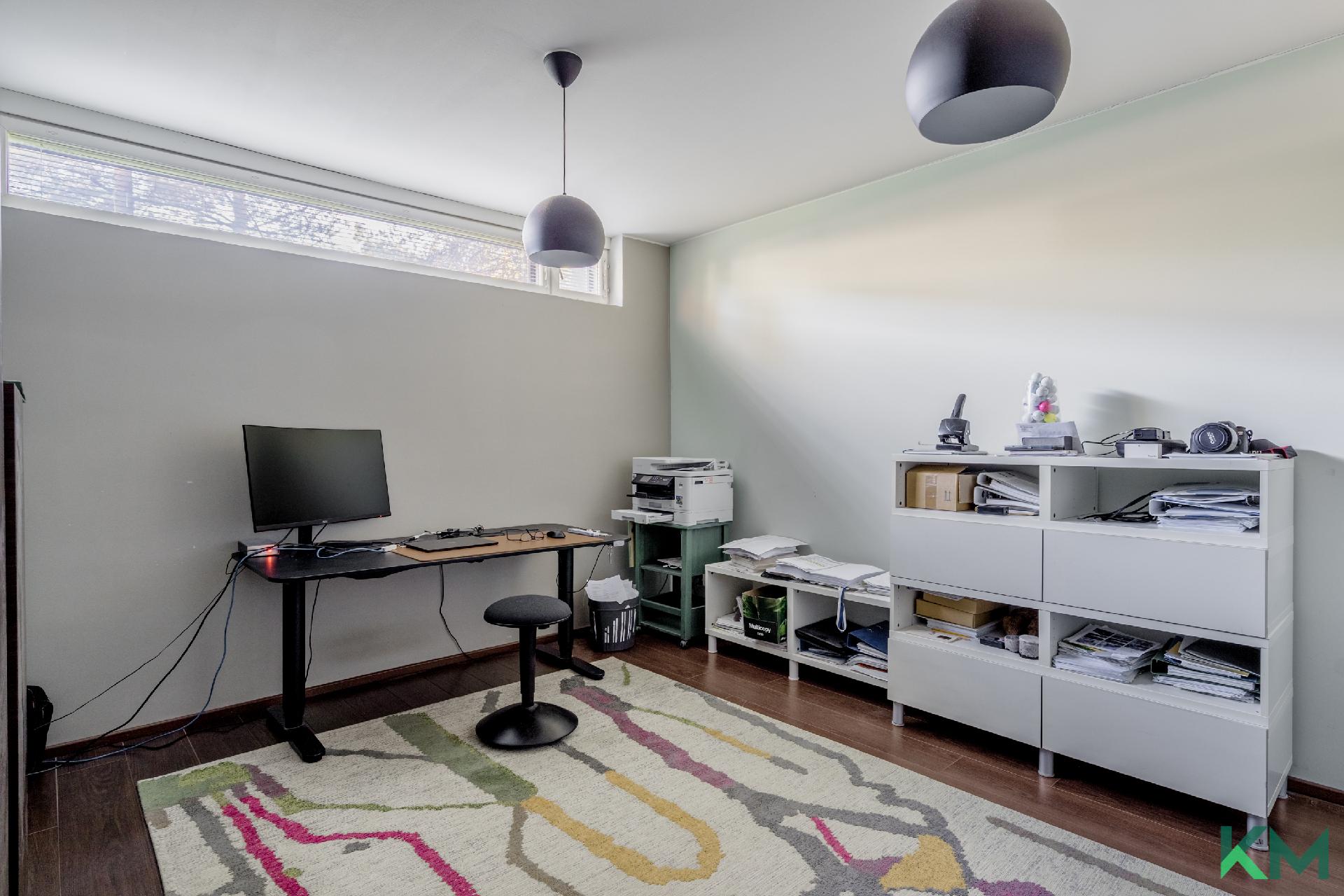 Kellarikerroksen huonetta voi käyttää vaikka kotitoimistona tai makuuhuoneena