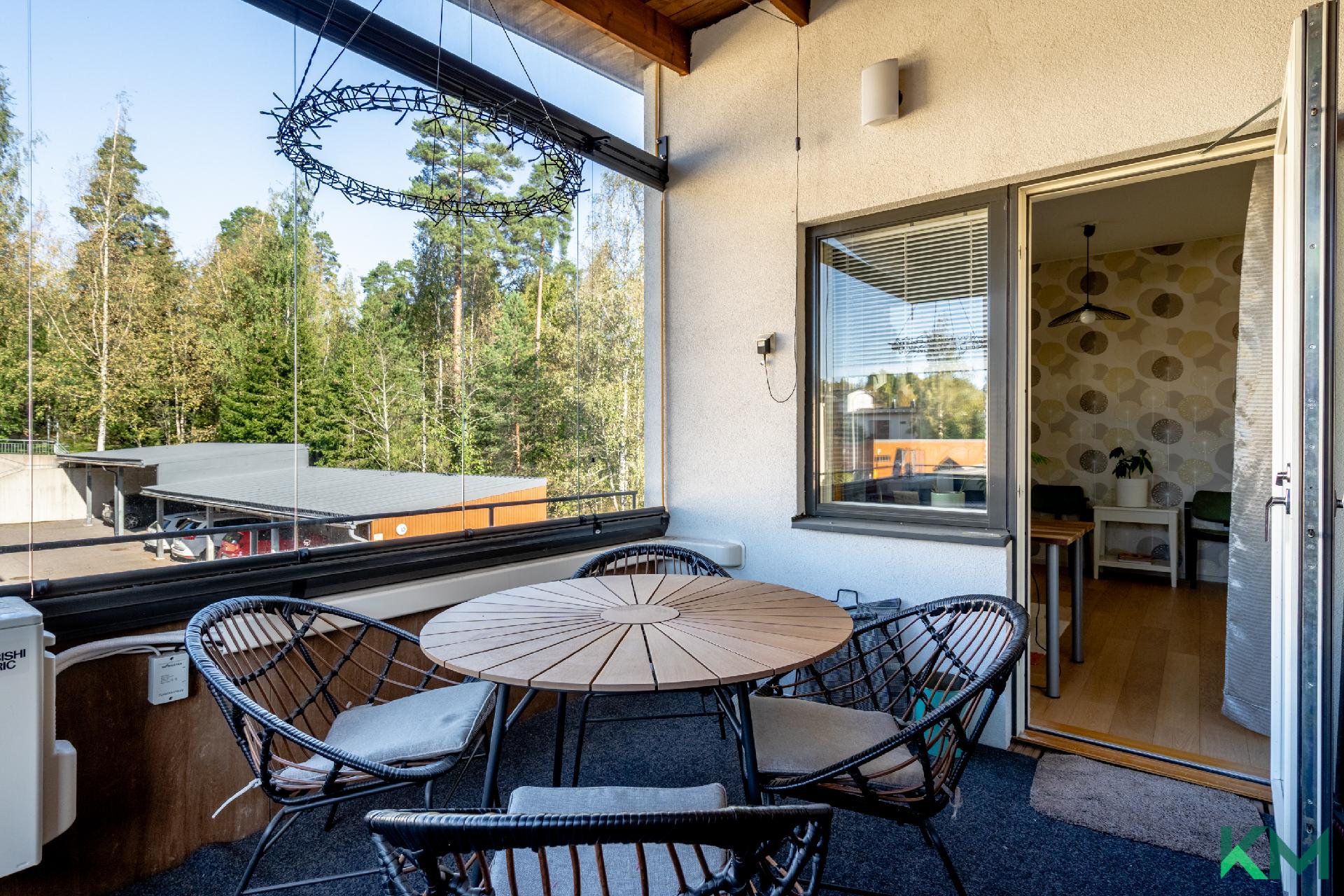 Parvekkeelta on hyvä näkymä kattojen yli