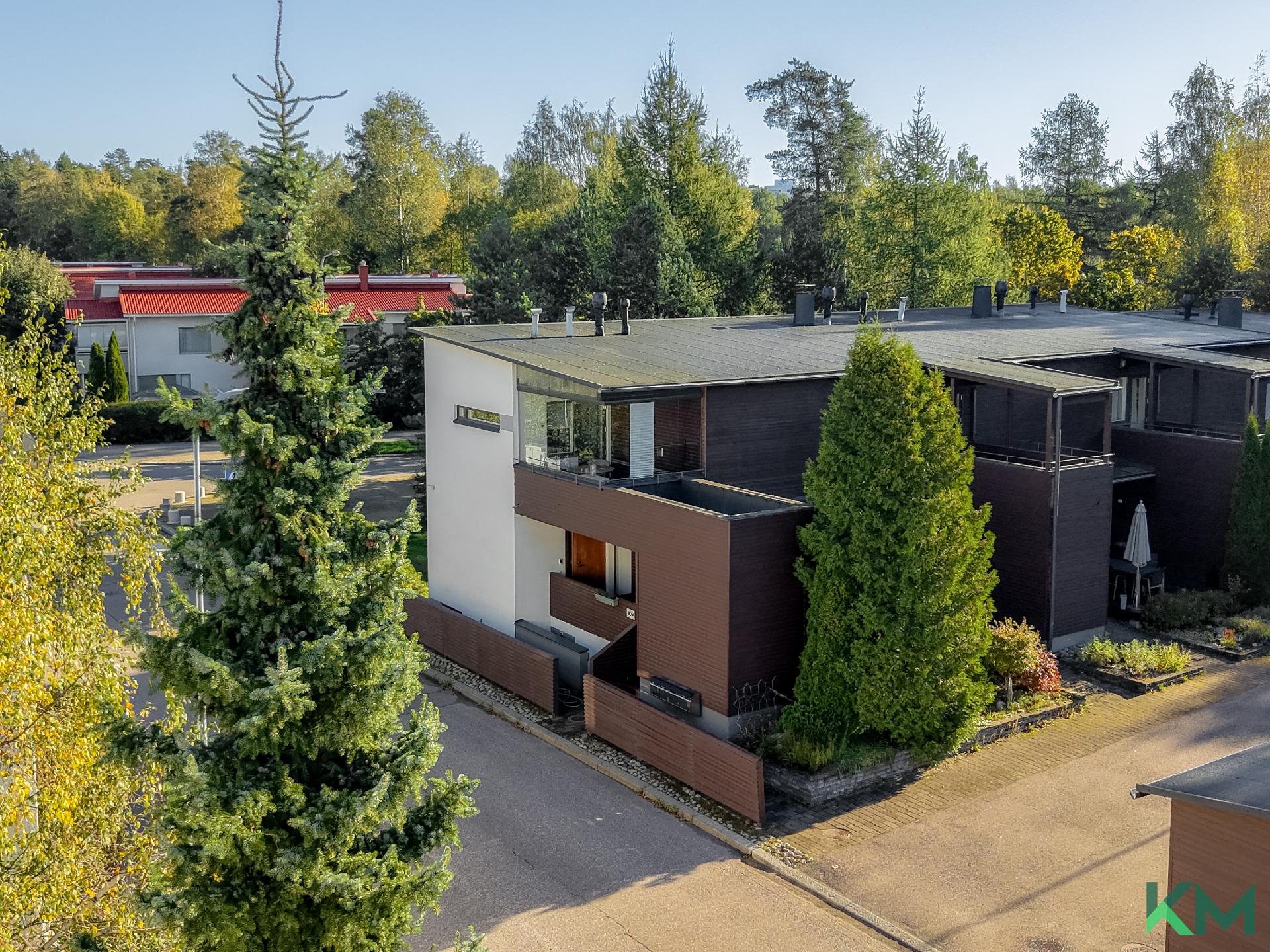 Jykevä kivitalo suositulla sijainnilla päättyvän tien varrella