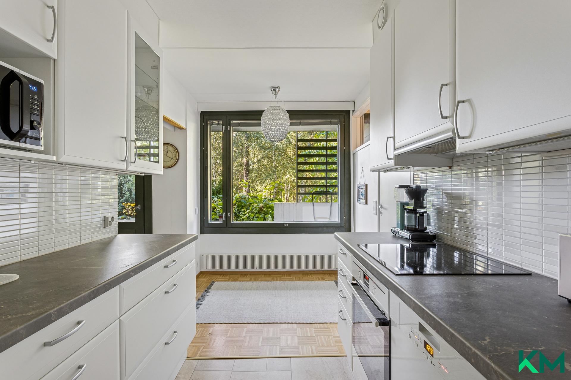 Tilava keittiö ja ruokailutila