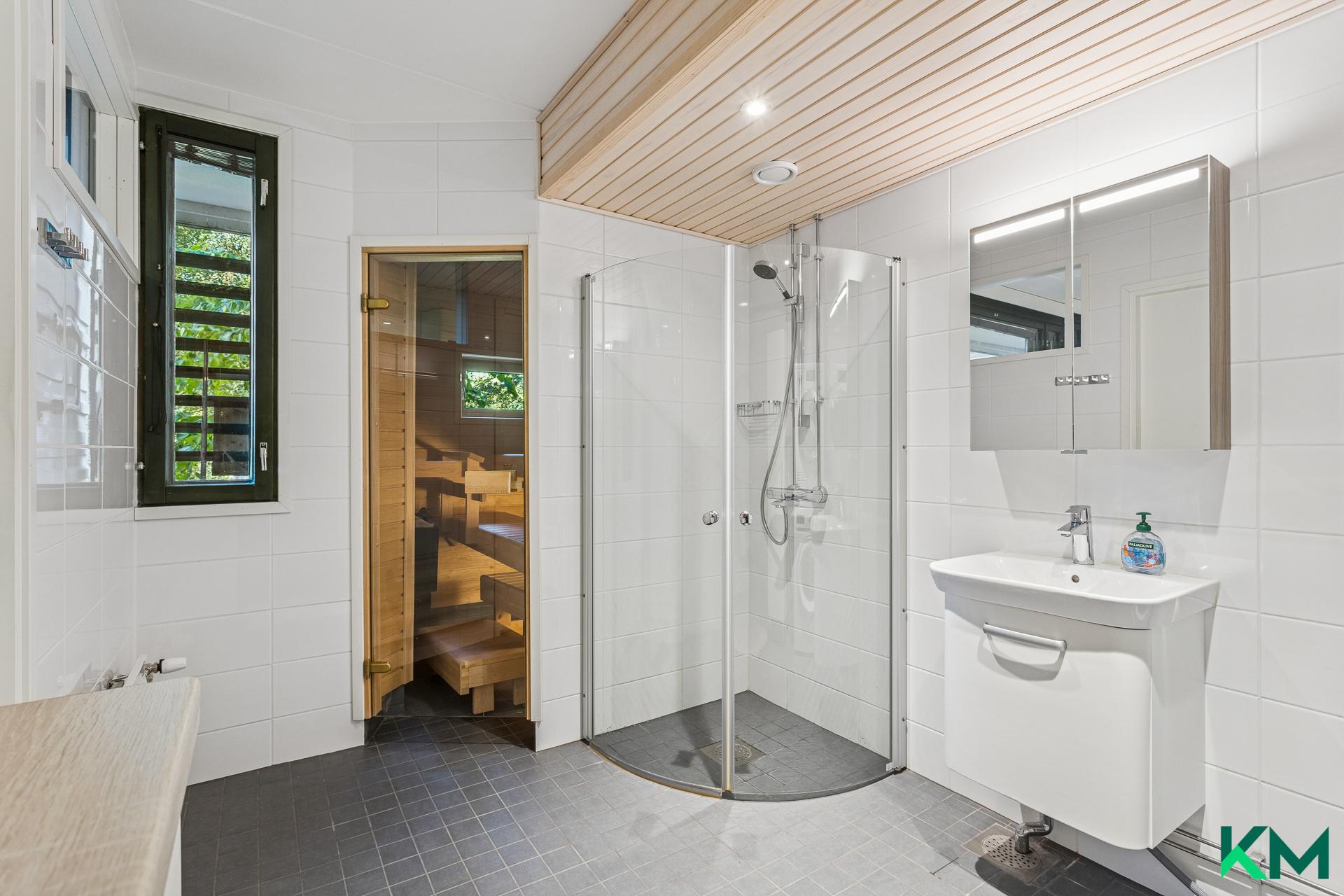 Erittäin tilava kylpyhuone