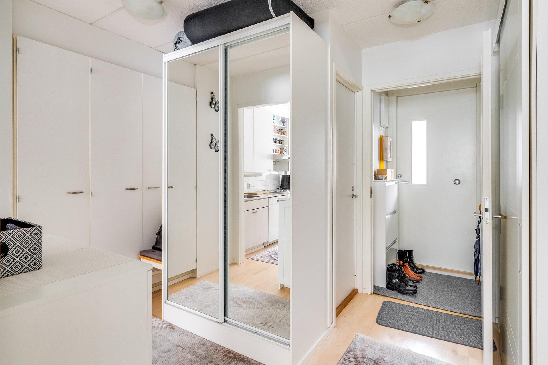 Myös eteisestä löytyy runsaasti säilytystilaa vaativampaankin tarpeeseen.