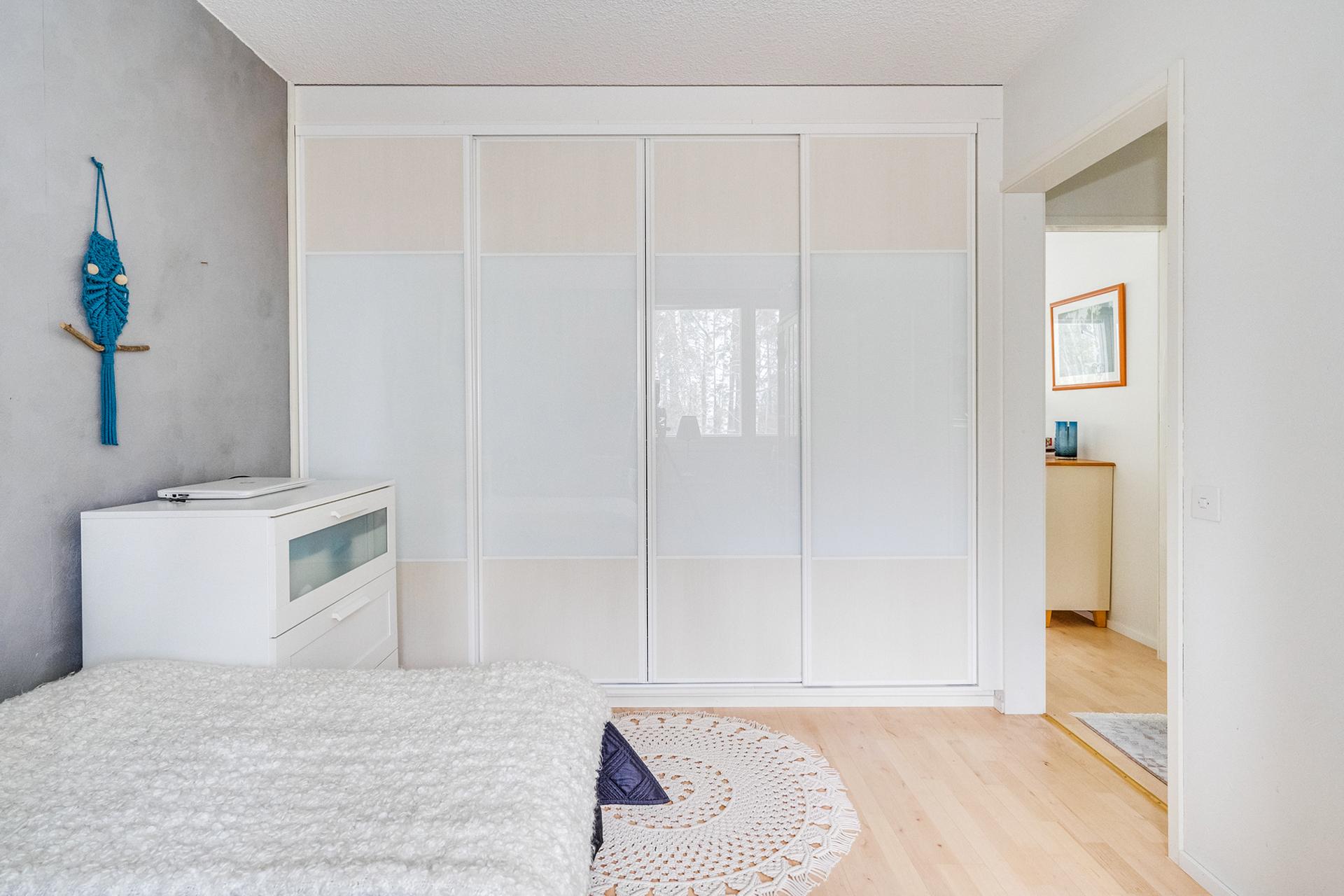 Makuuhuoneessa tilava liukuovikaapisto.