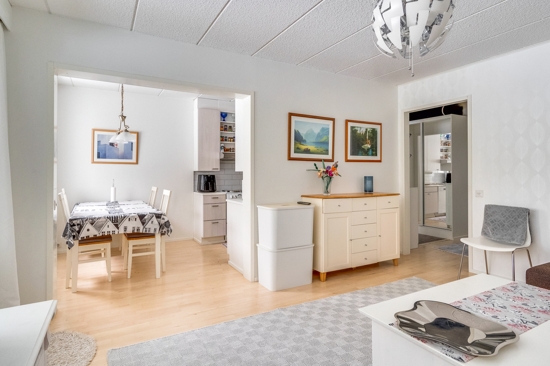 Ruokailutila yhdistyy mukavasti olohuoneeseen.