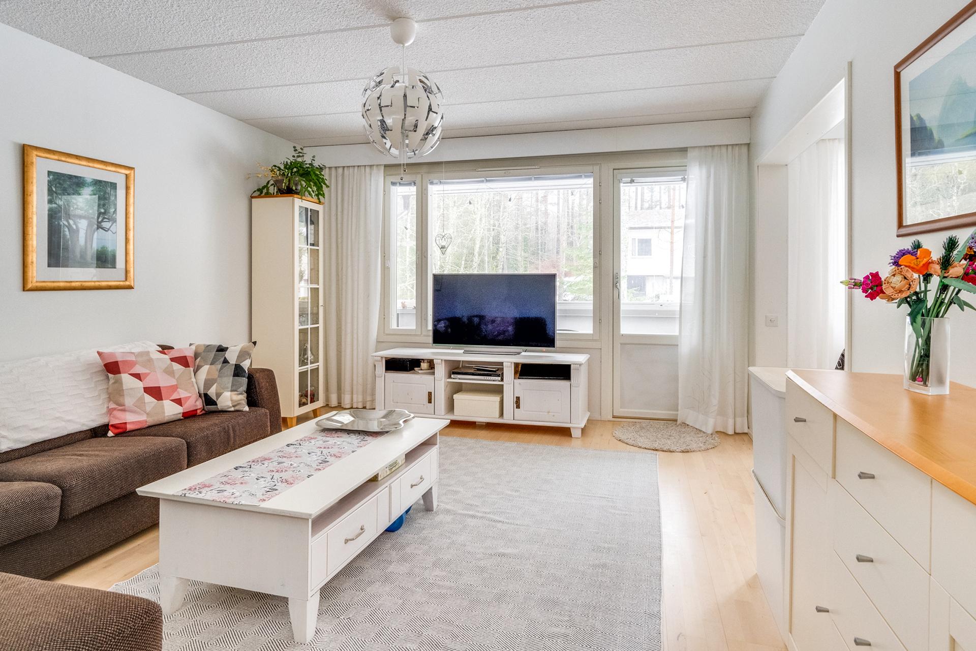 Olohuone, josta käynti parvekkeelle.