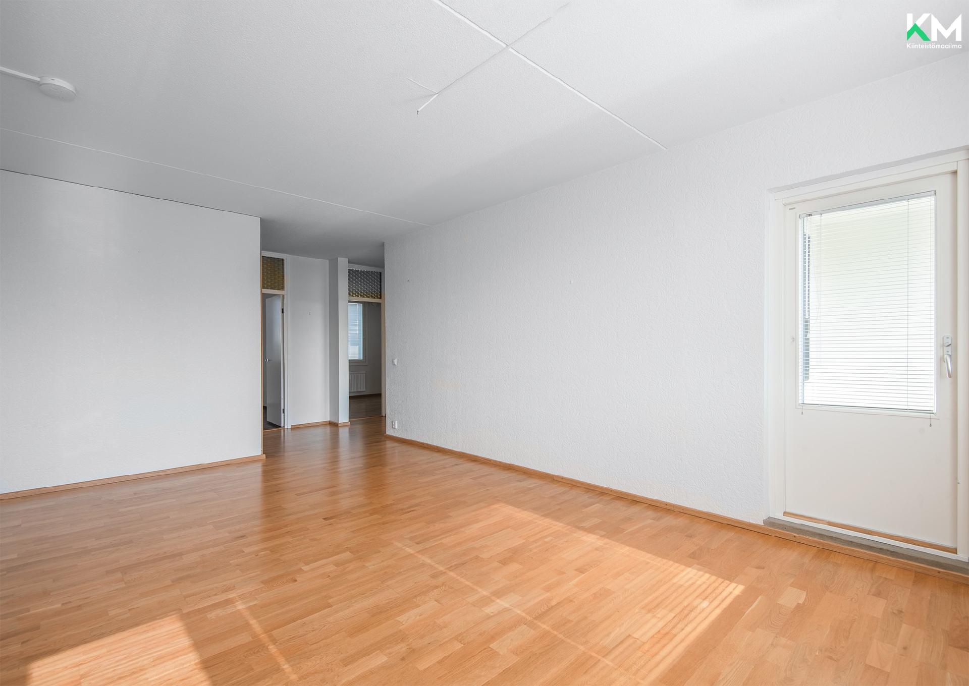 Olohuonetta ja kulku parvekkeelle