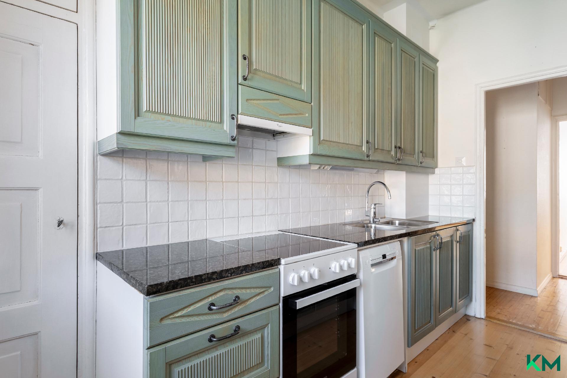 Uusitussa keittiössä tyylikkäät ja kestävät  kivitasot