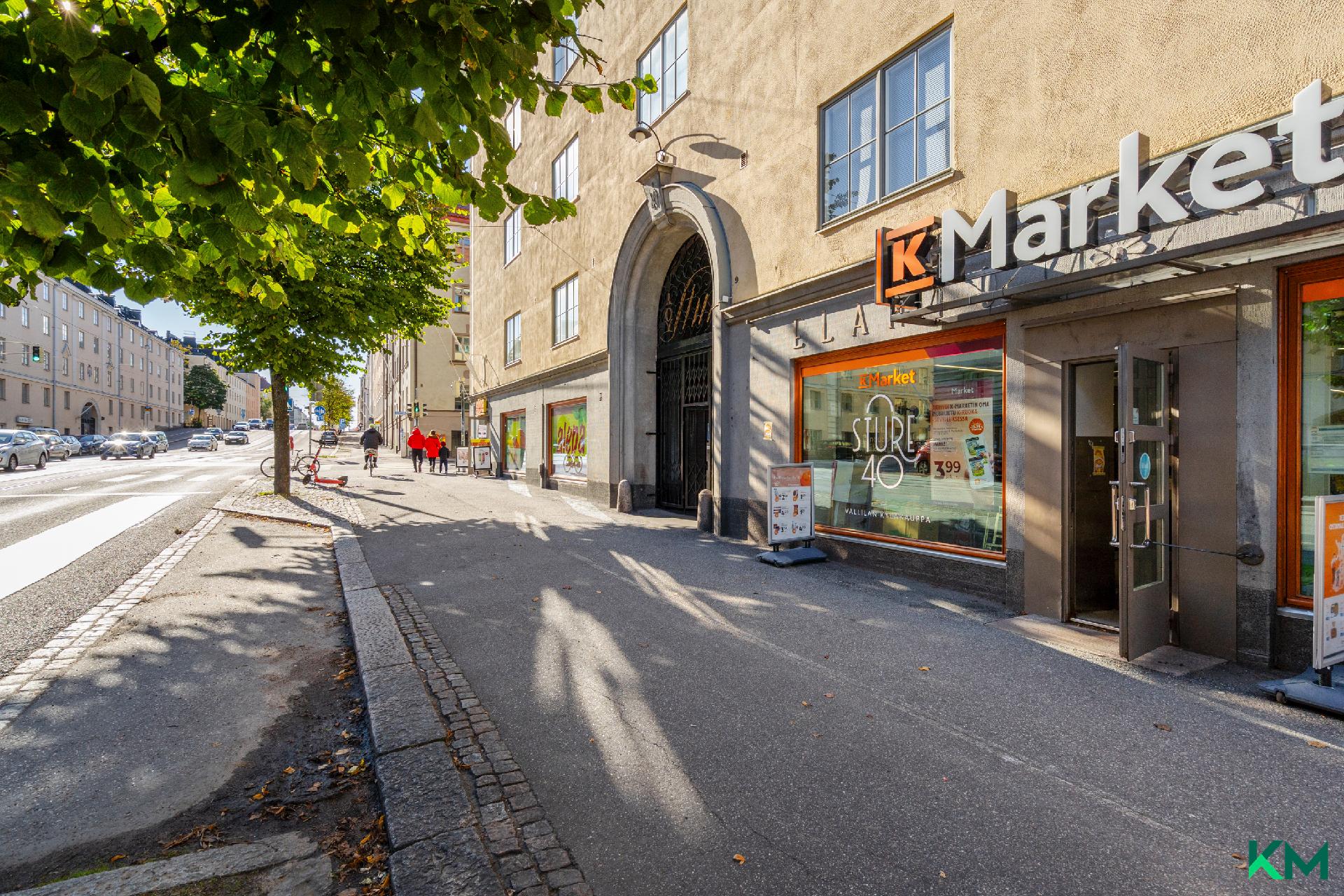 K-Market, Vallilan kyläkauppa rakennuksen katutasossa