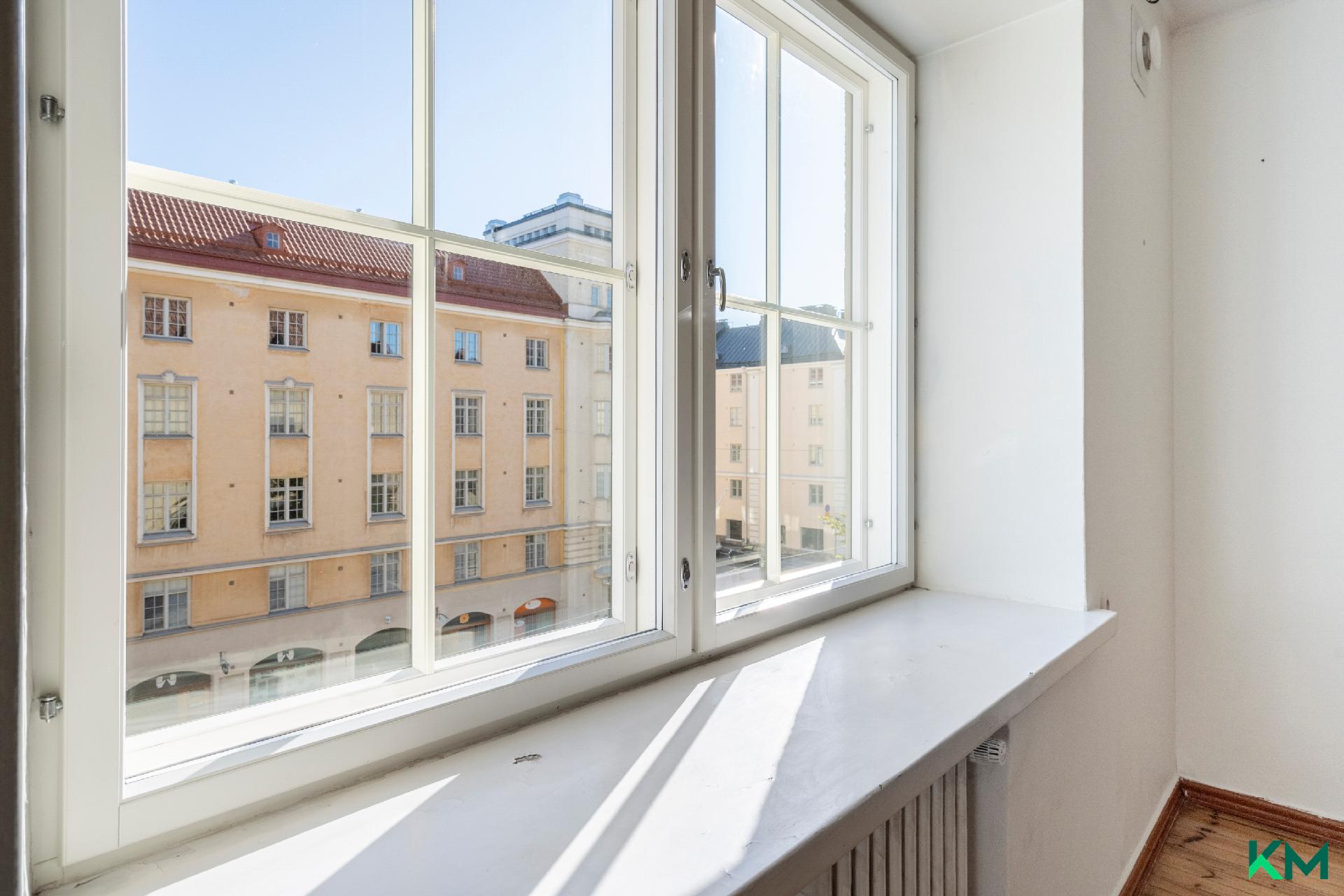 Uusitut ikkunat ja paksut kiviseinät pitävät liikenteen äänet ulkopuolella