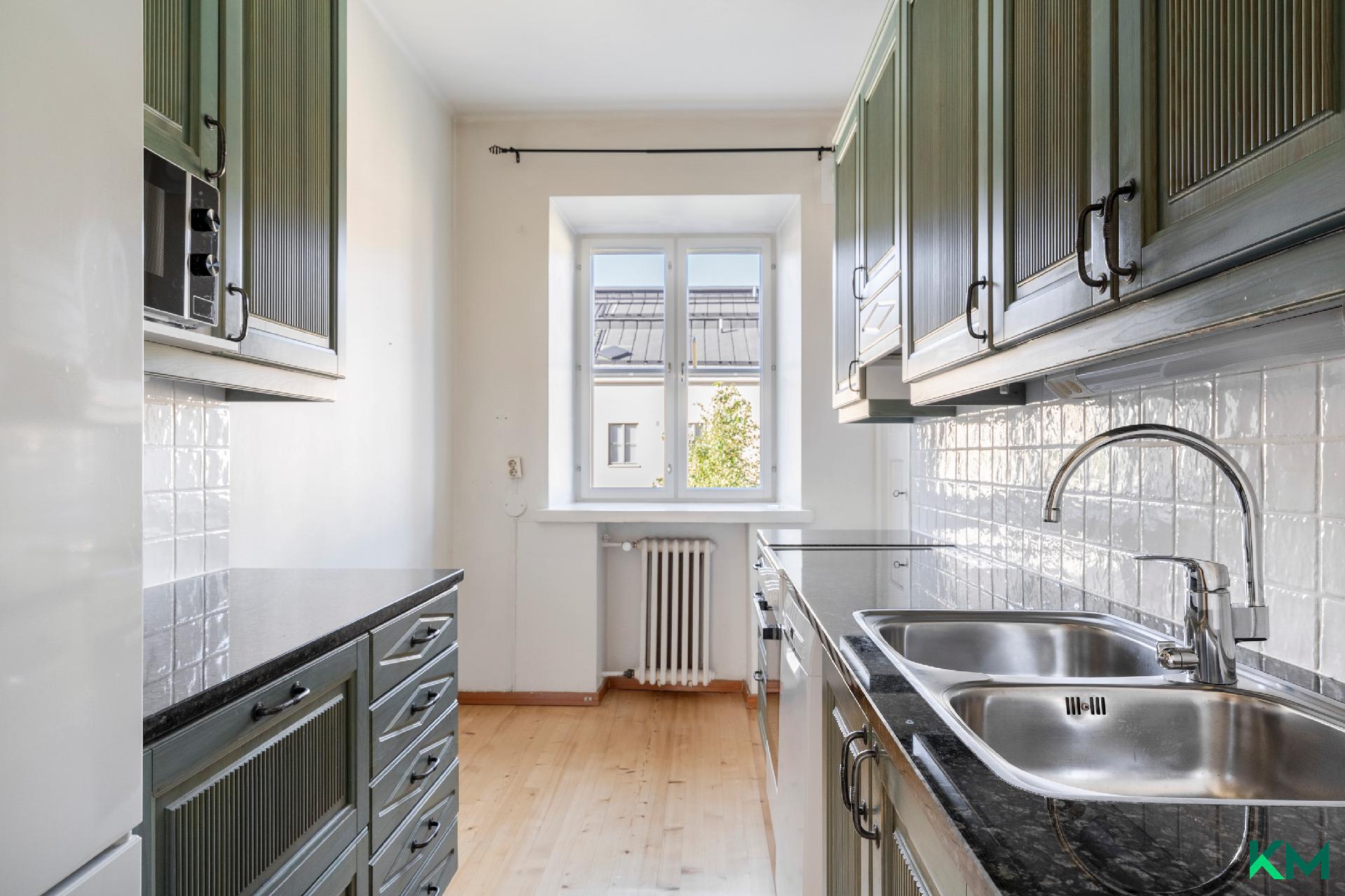 Keittiössä reilusti kaappi- ja työtilaa