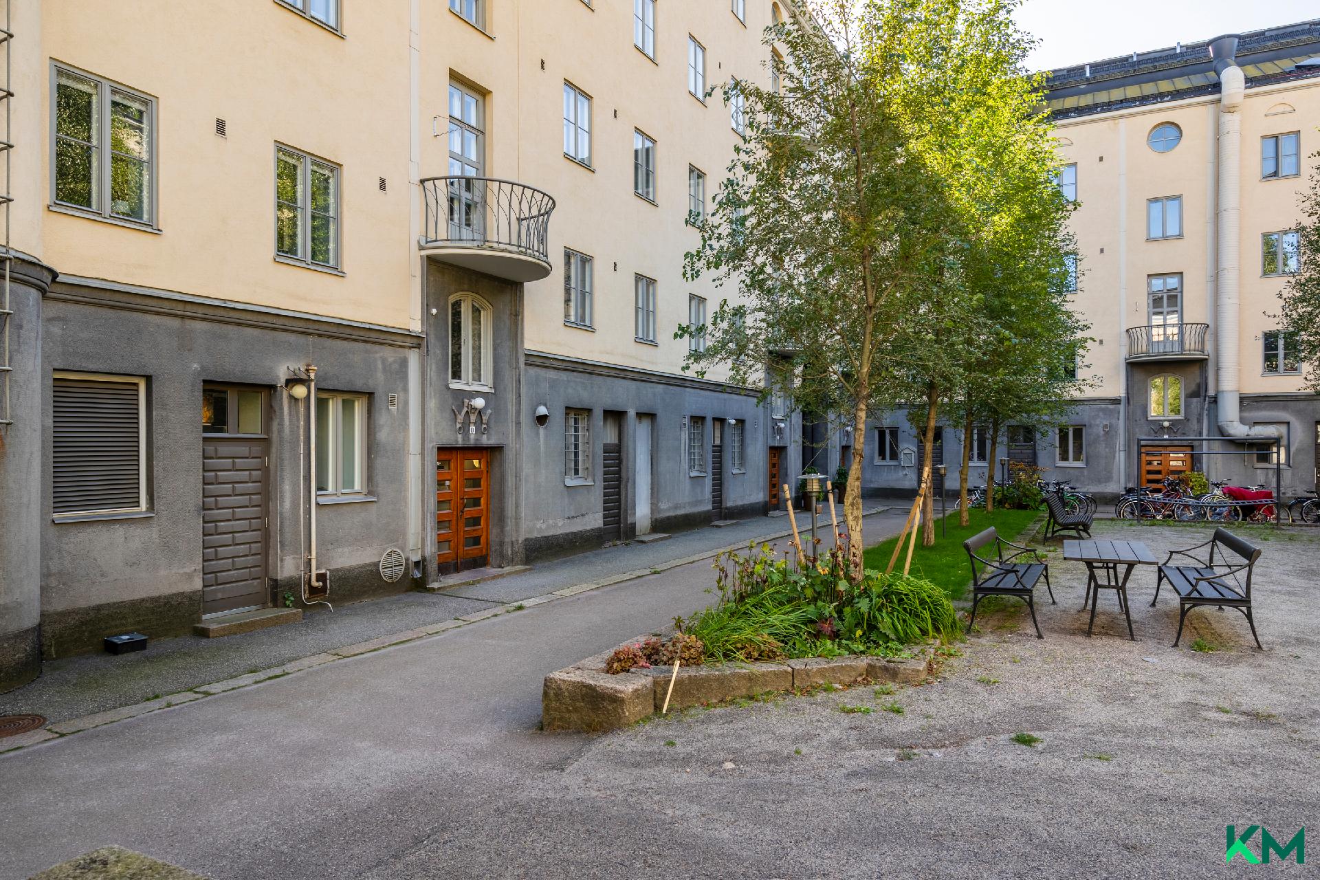 Suljettu sisäpiha on tunnelmallinen ja kaunis