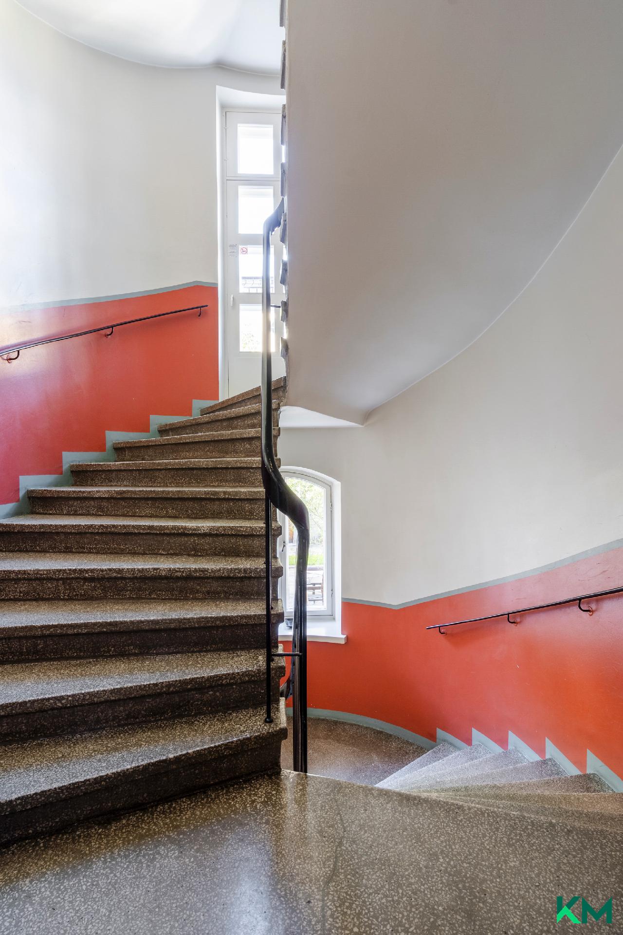 Rappukäytävä on siisti ja valoisa