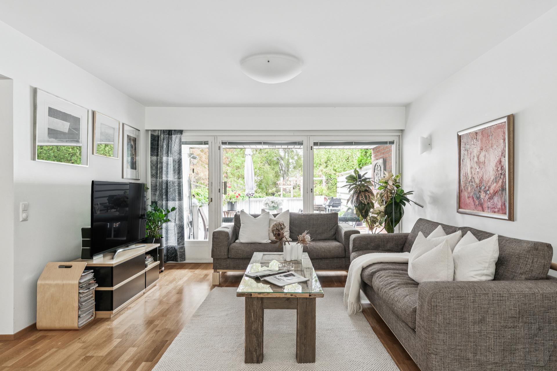 Olohuoneesta käynti terassille