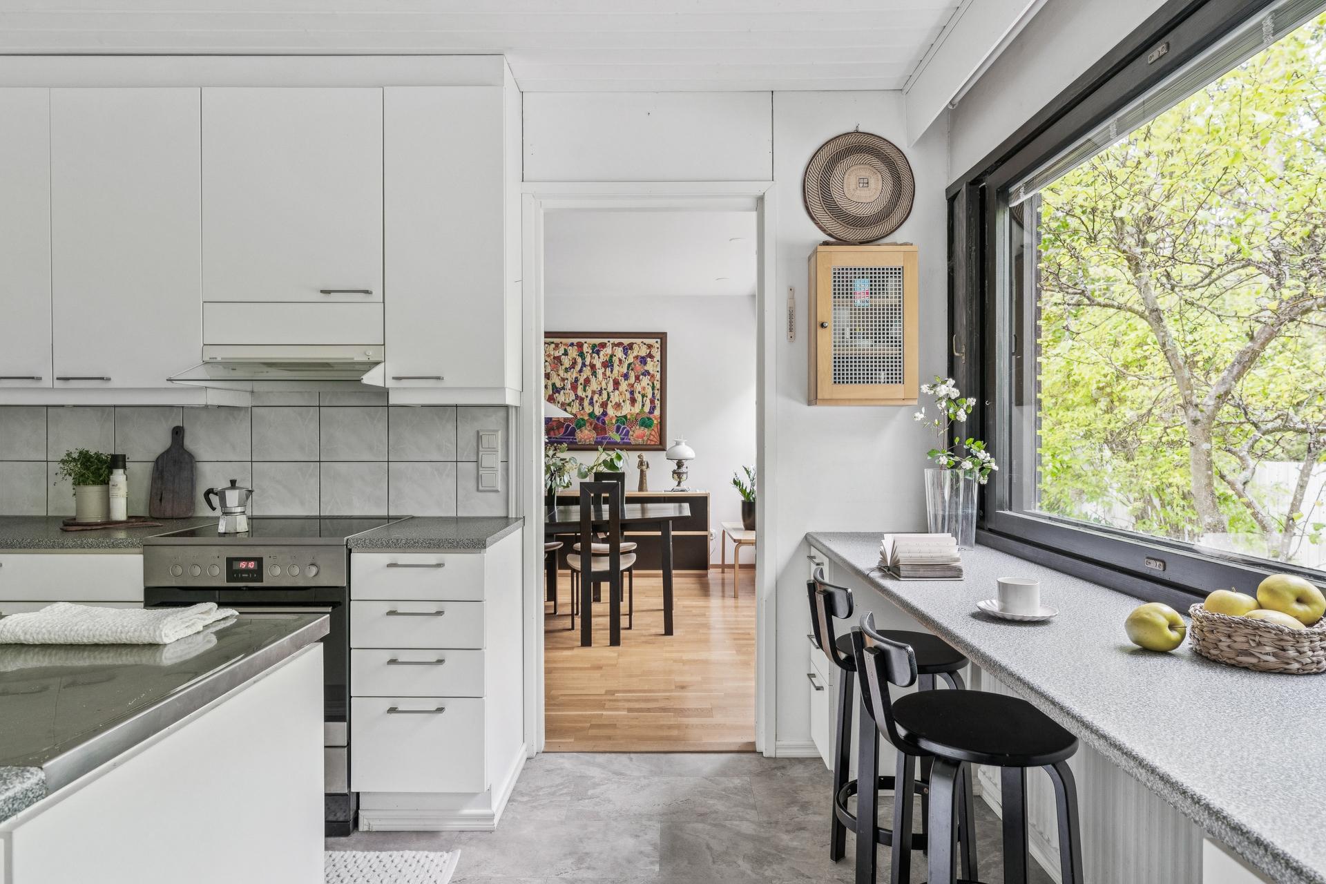 Keittiö avautuu ruokatilaan