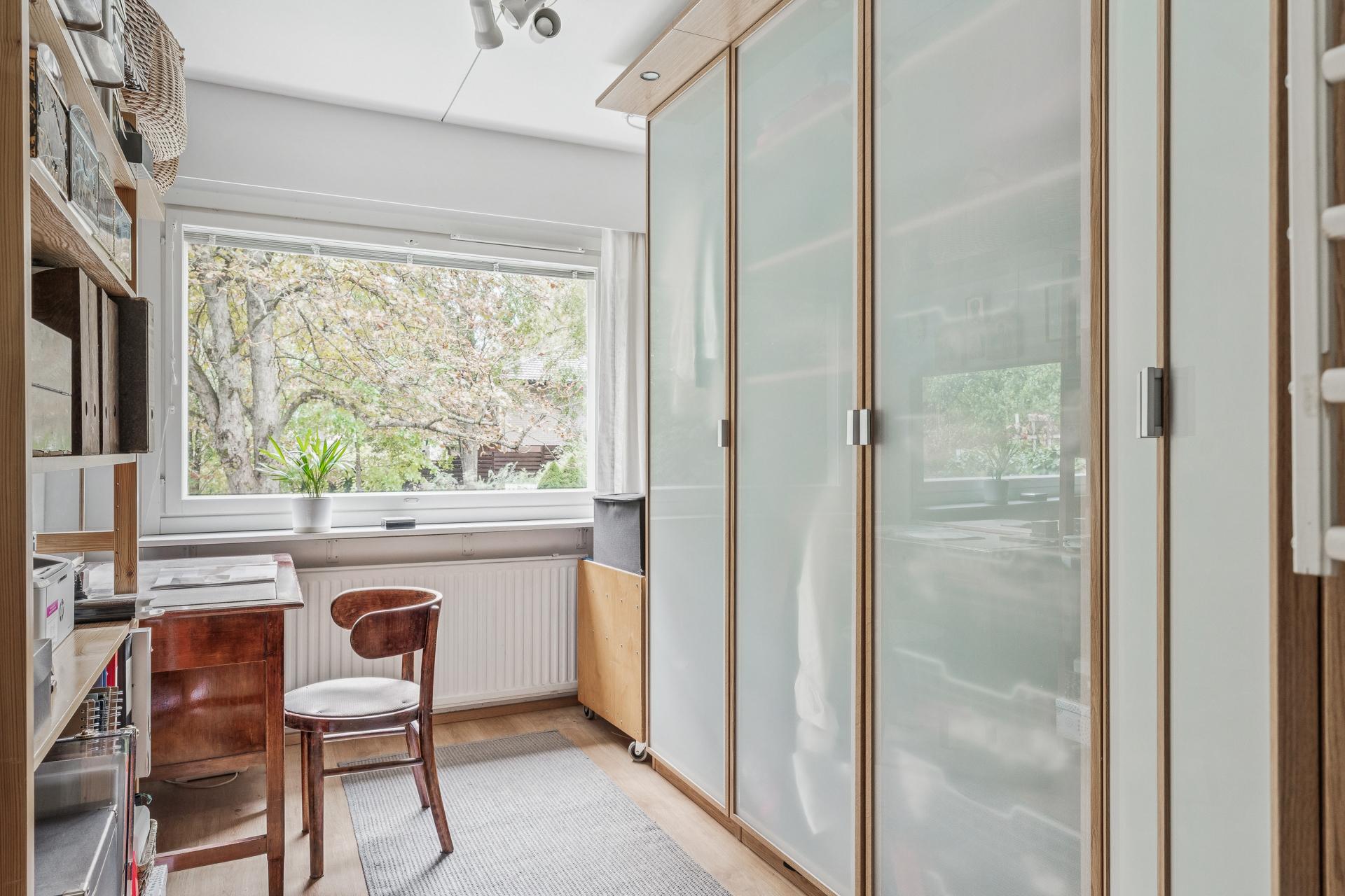 Makuuhuone 2/työhuone